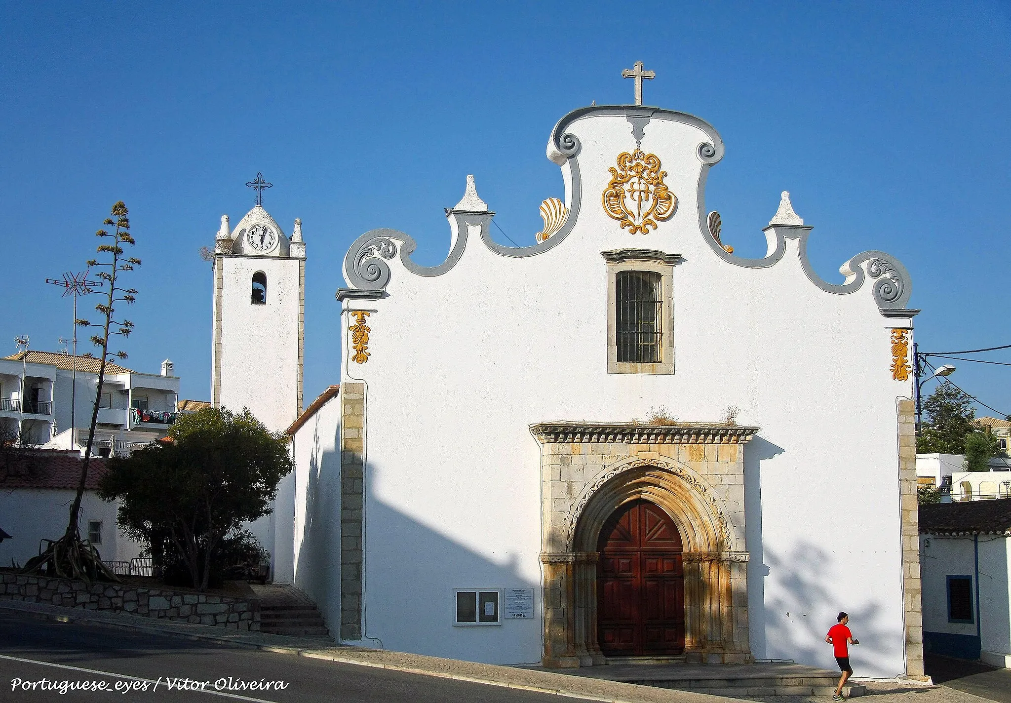 Photo showing: O templo cristão dedicado a Nossa Senhora da Conceição remonta ao princípio do século XVI[1]. Erigida junto de um curso de água (O Ribeiro da Canada) em terrenos que tinham sido concedidos à Ordem de Santiago, identificados pelo topónimo Gomeira, pelo menos desde a data do Foral de Afonso III a Tavira. O seu portal manuelino remontará à edificação original, quando a igreja teria apenas uma nave. Mais tarde, no século XVIII a igreja foi alargada e acrescentadas mais duas naves. A sua fachada tem bem evidente o selo da Ordem de Santiago, prova da concessão régia daquelas terras à dita Ordem. O seu pórtico, tipicamente manuelino, apresenta várias arquivoltas sendo decorado por motivos relacionados com colheitas, apresentando ainda figuras mais relacionadas com o estilo gótico como dragões e carrancas.

O primeiro relato da existência da igreja (na altura uma ermida) refere-se à visitação de representantes da Ordem de Santiago remonta a 1518. pt.m.wikipedia.org/wiki/Igreja_de_Nossa_Senhora_da_Concei...(Conceição_de_Tavira)