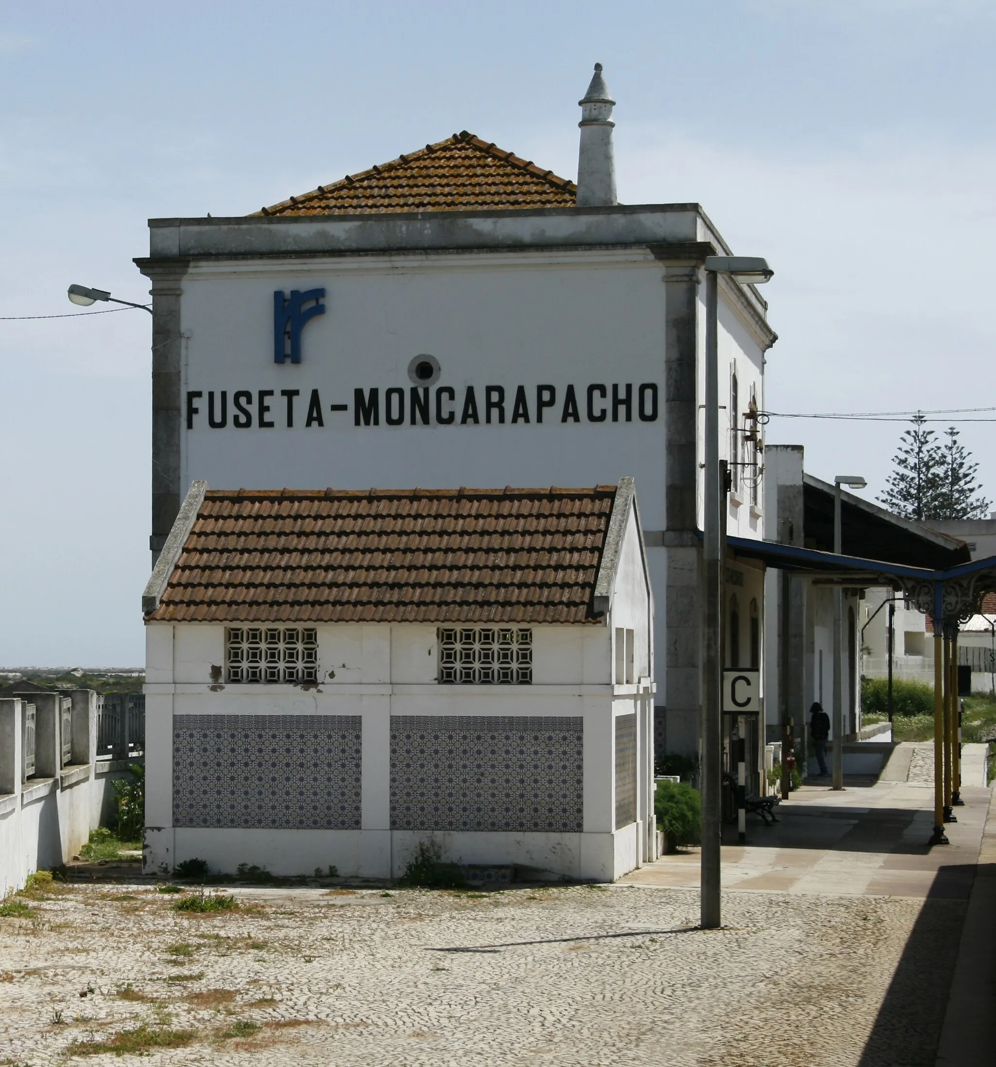 Photo showing: Fuzeta-Moncarapacho Train Station, in the Algarve Line, in Portugal.