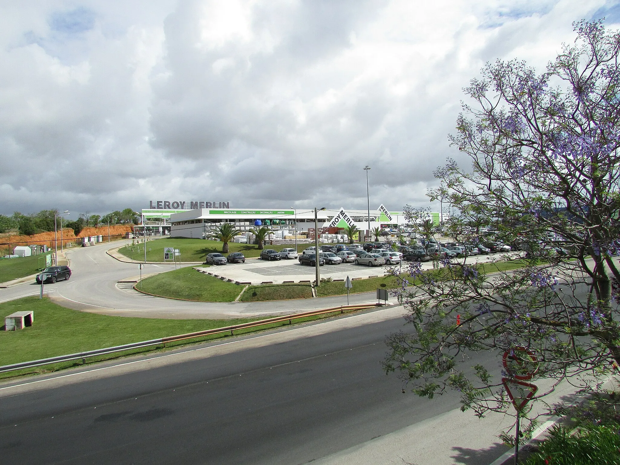 Photo showing: The DIY store and builders merchant Leroy Merlin located at Algarve Shopping in Guia west of the city of Albufeira, Algarve, Portugal.