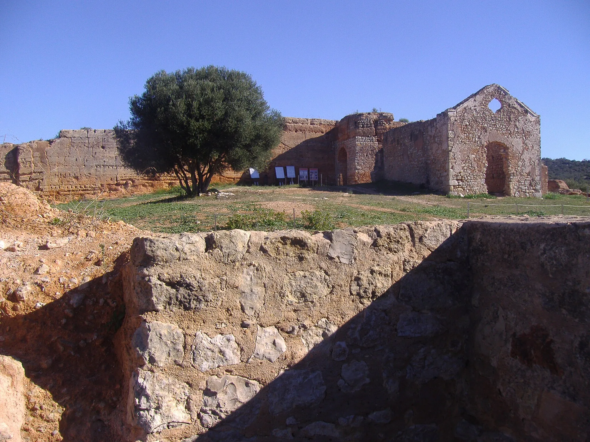 Photo showing: Paderne castle - The ruined Chapel of Nossa Senhora do Castelo