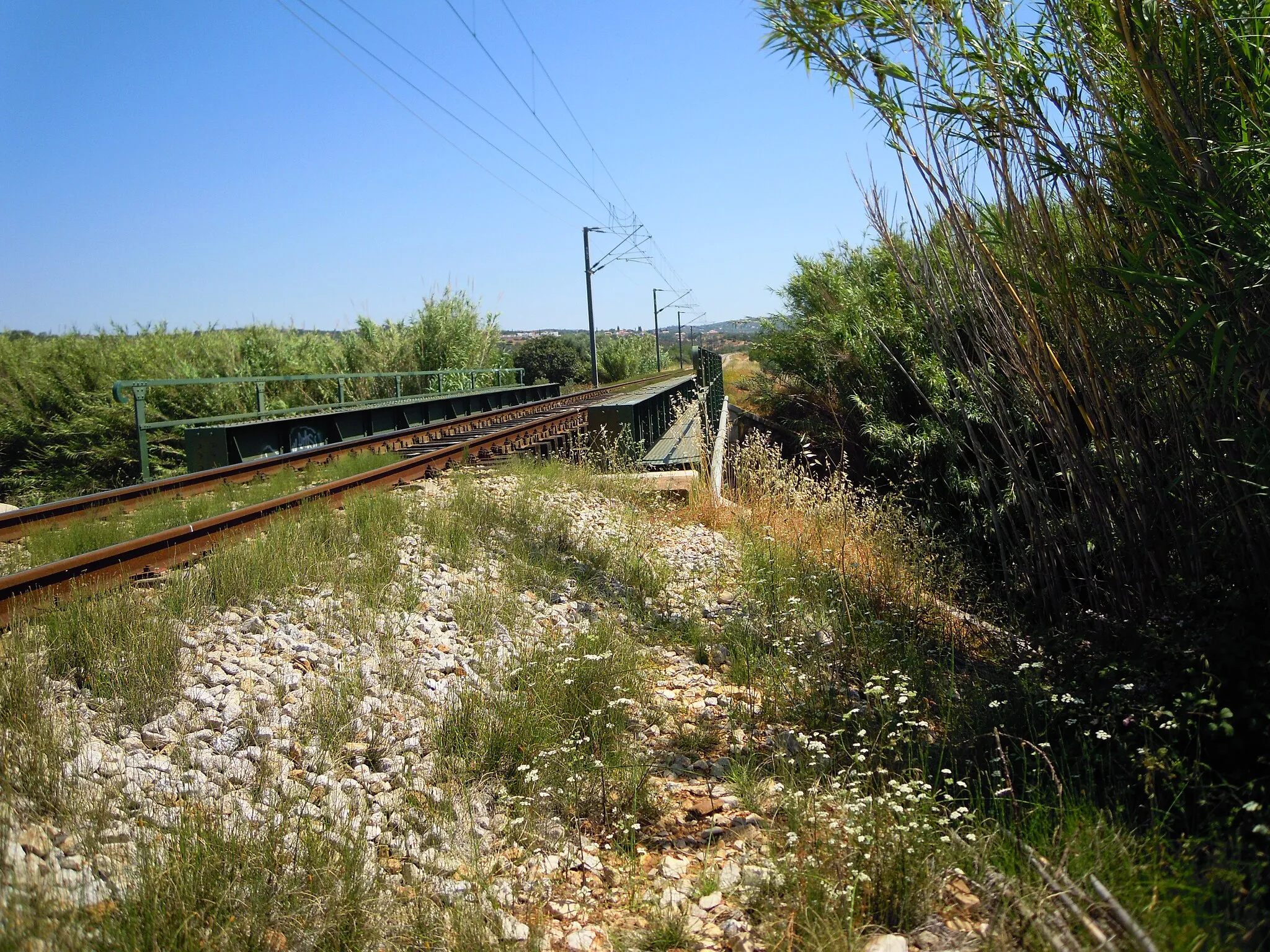 Photo showing: Quarteira Railway Bridge west of the village of Boliqueime, Loulé, Algarve, Portugal. This is the Algarve Line (Linha do Algarve)