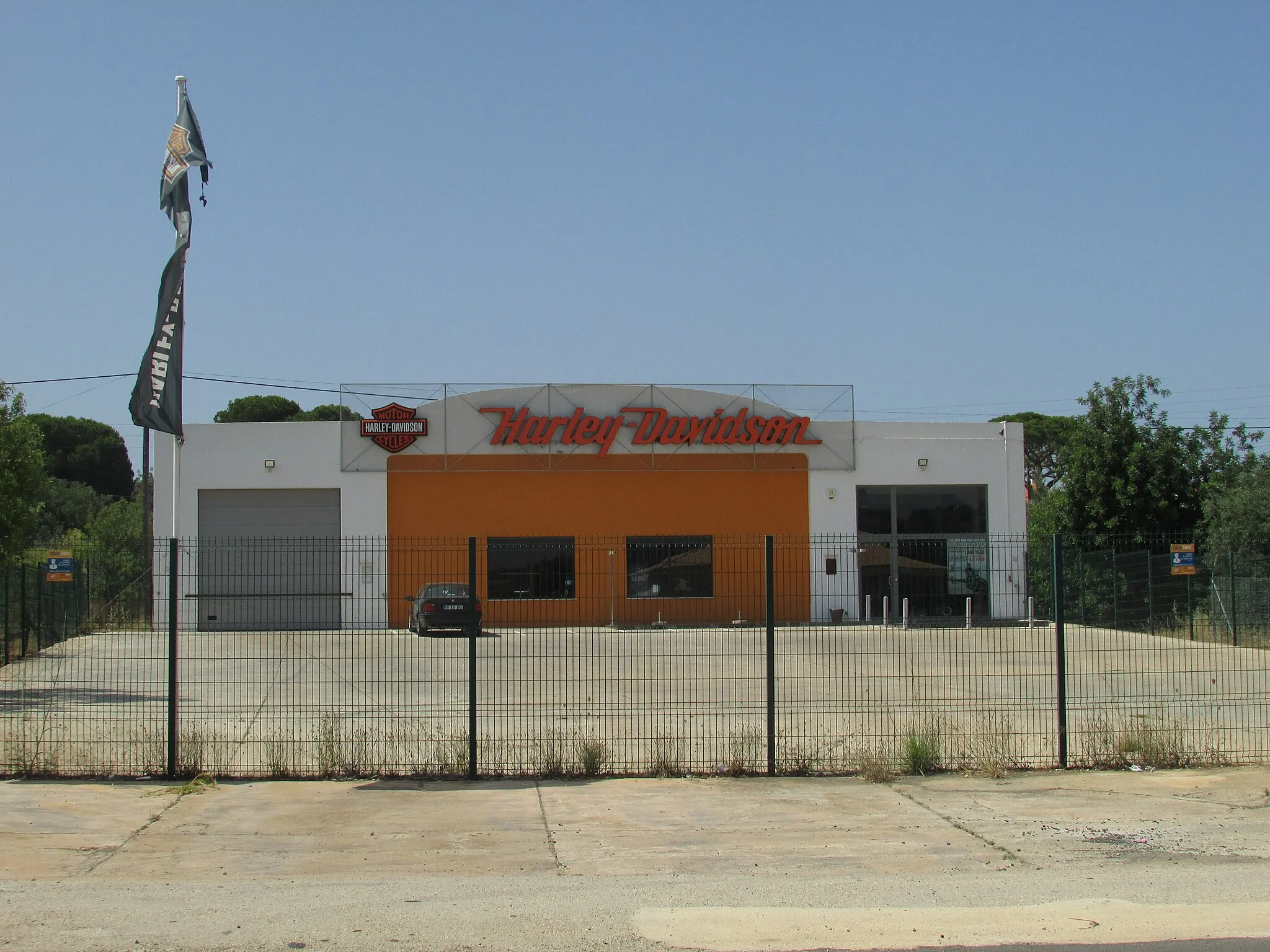 Photo showing: The motorcycle dealership Harley-Davidson Algarve which is located on the EN 125 road close to the town of Quarteira, Algarve, Portugal.