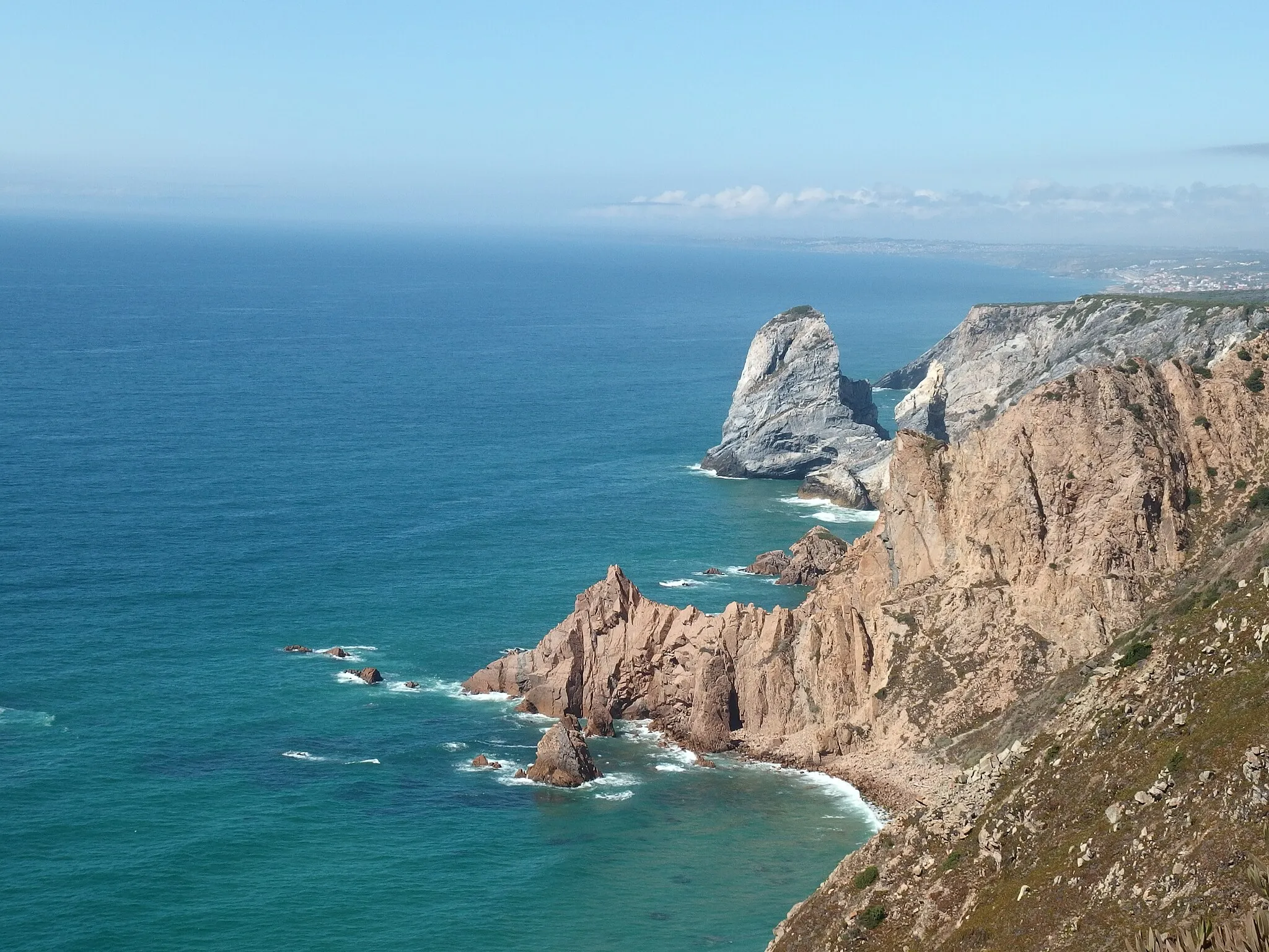 Photo showing: Cabo da Roca (Cape Roca), a cape in Portugal, which forms the westernmost extent of mainland Portugal, continental Europe and the Eurasian land mass.