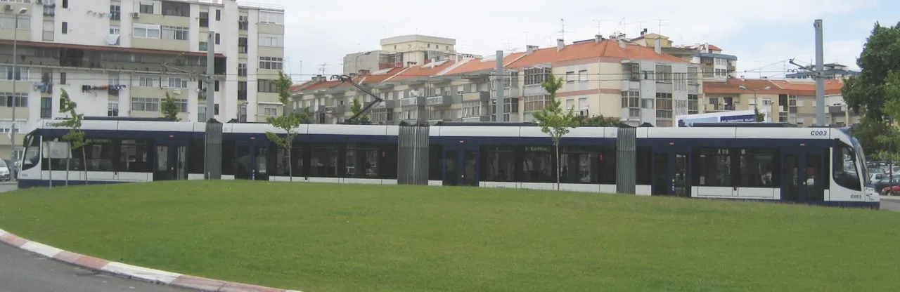 Photo showing: Combino Plus tram of the MTS, side view