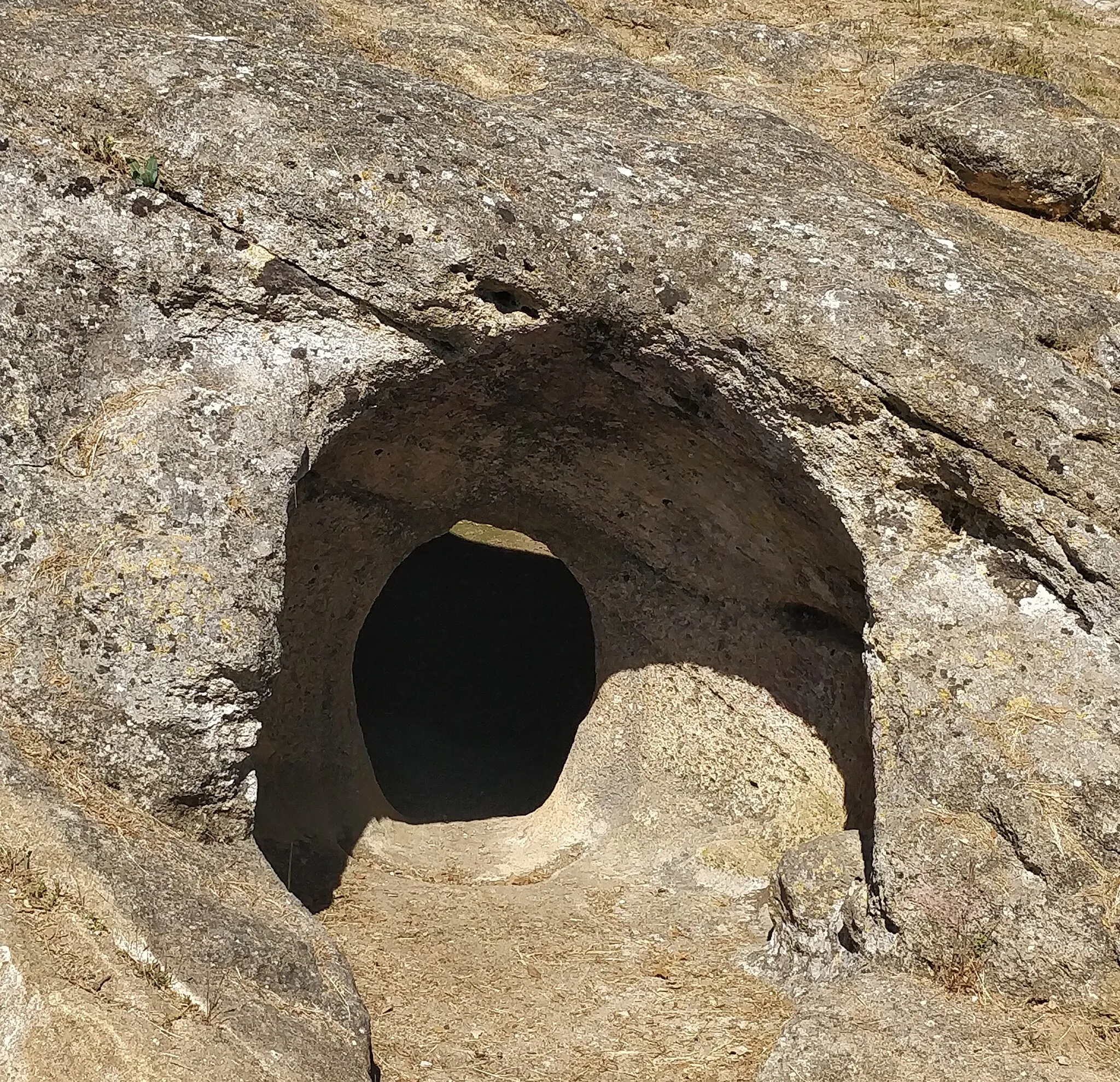 Photo showing: Entrance to one of the artificial caves of Casal do Pardo, near Palmela, Setubal District, Portugal