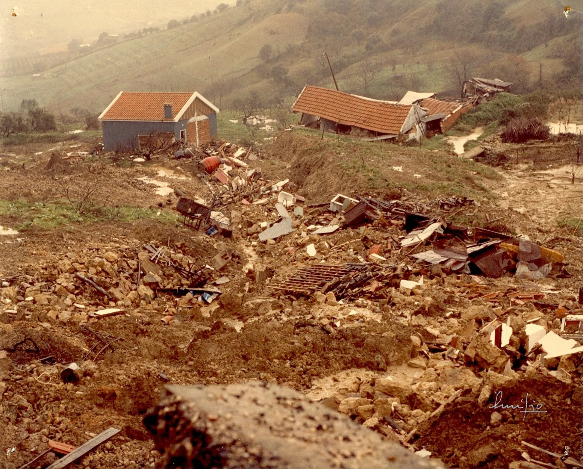 Photo showing: Fotografia do movimento em massa (aluimento de terras), ocorrido em Fevereiro de 1979, na freguesia de Calhandriz.
