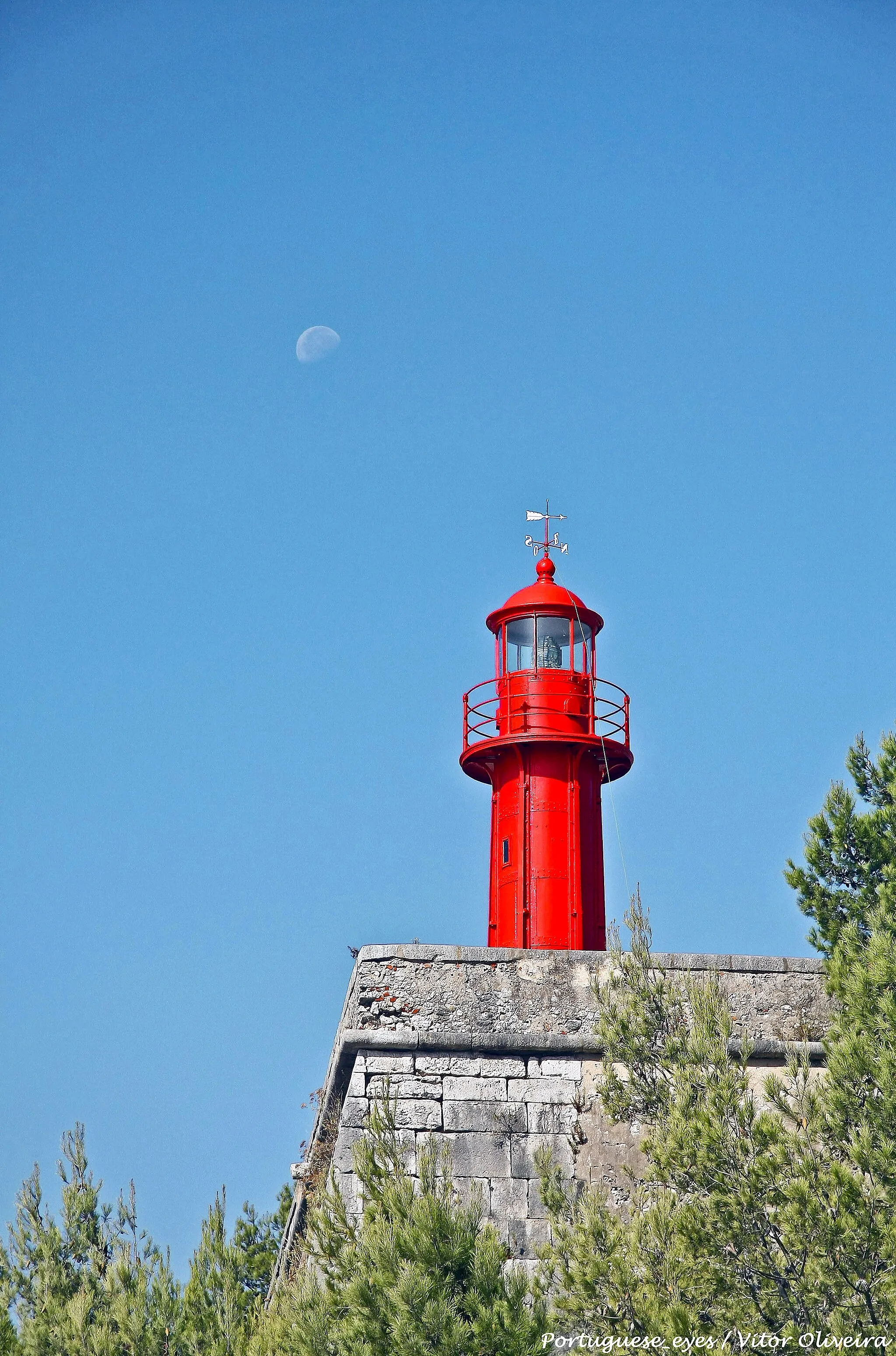 Photo showing: O Farol do Forte do Cavalo está instalado no antigo Forte de S. Teodósio, construído entre 1648 e 1652 na Ponta do Cavalo, em Sesimbra, Setúbal. O farol propriamente dito, assim como os alojamentos para os faroleiros que o guarneciam, foram erigidos na bateria superior do forte em meados de novembro de 1895, entrando em funcionamento em Setembro do ano seguinte, emitindo uma luz vermelha, fixa, do alto de uma torre de 6 m. Em 1927 a luz foi alterada para branca de ocultações. Em fevereiro de 1940, transita para o Ministério da Marinha, enquanto que o forte transita para o Ministério das Finanças.

Em 1959, a torre branca foi pintada de vermelho, cor que actualmente ostenta. Em 1972 é electrificado e onze anos depois é remodelado e automatizado, passando a utilizar lâmpadas de halogénio com cambiador. Possui, nos dias de hoje, uma óptica dióptrica catadióptrica de Fresnel de quinta ordem, com 187,5 milímetros de distância focal, instalada no alto de uma torre de sete metros, estando o plano focal a 35 metros de altitude. pt.wikipedia.org/wiki/Farol_do_Forte_do_Cavalo