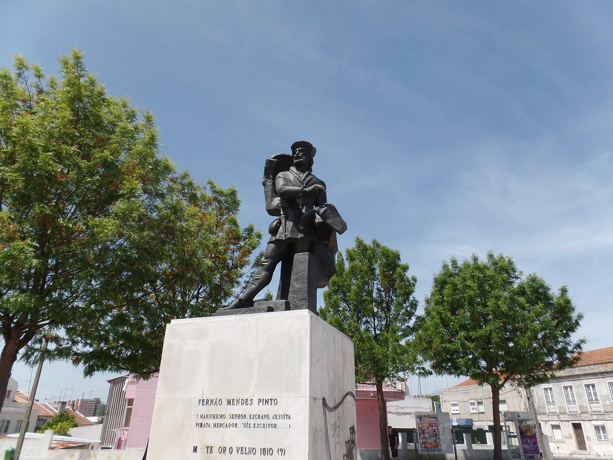 Photo showing: Sculpure of Fernão Mendes Pinto, in the parish of Pragal.