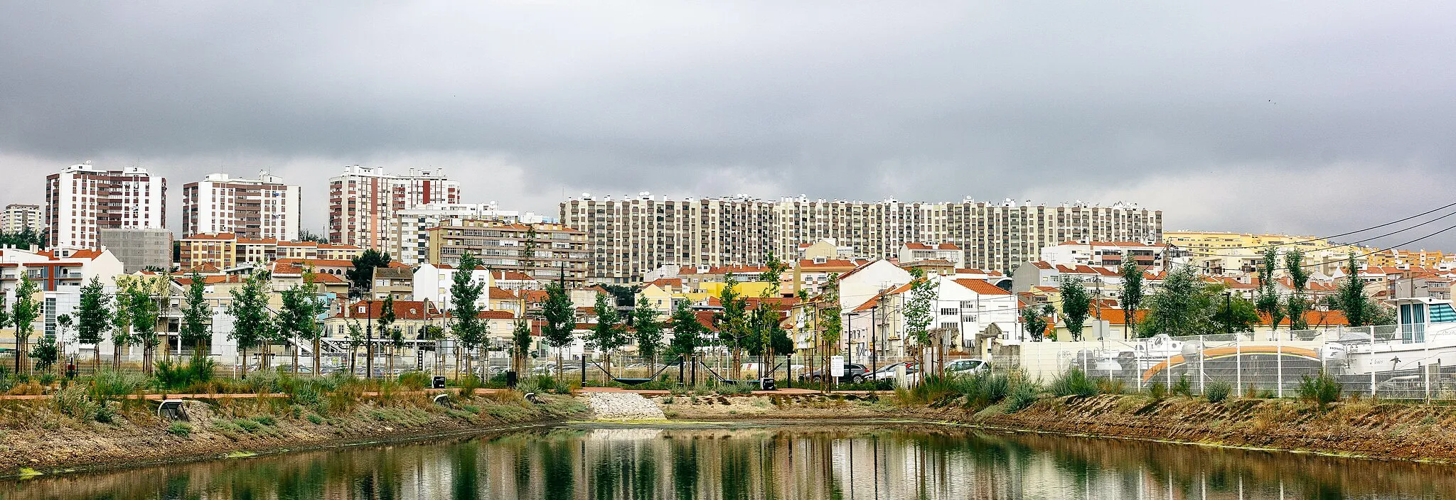 Photo showing: Cidade da Póvoa de Santa Iria vista do Parque Ribeirinho Moinhos da Póvoa.