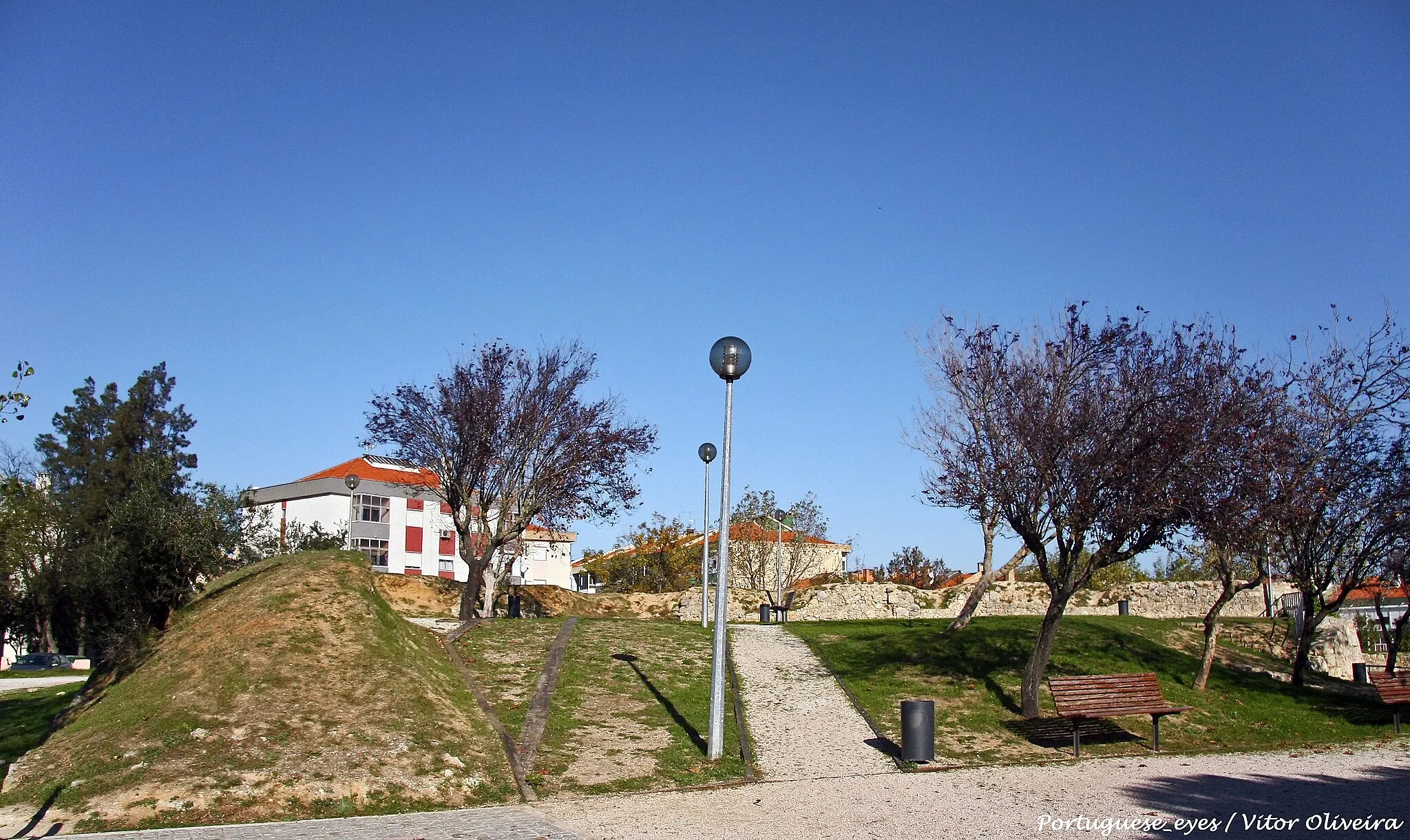 Photo showing: São ainda visíveis nesta freguesia algumas das fortificações que faziam parte do conjunto defensivo as Linhas de Torres Vedras. Deste grupo de fortes destaca-se aquele que deu o nome à própria freguesia (Obra Militar n.º 38 - Forte da Casa), situado dentro da atual povoação, cujo interior, protegido pela muralha, foi adaptado a parque infantil.
Localização: Largo do Forte da Casa

GPS: 38° 52' 27.67" N, 9° 3' 23.73" W www.cm-vfxira.pt/frontoffice/pages/1203?poi_id=220