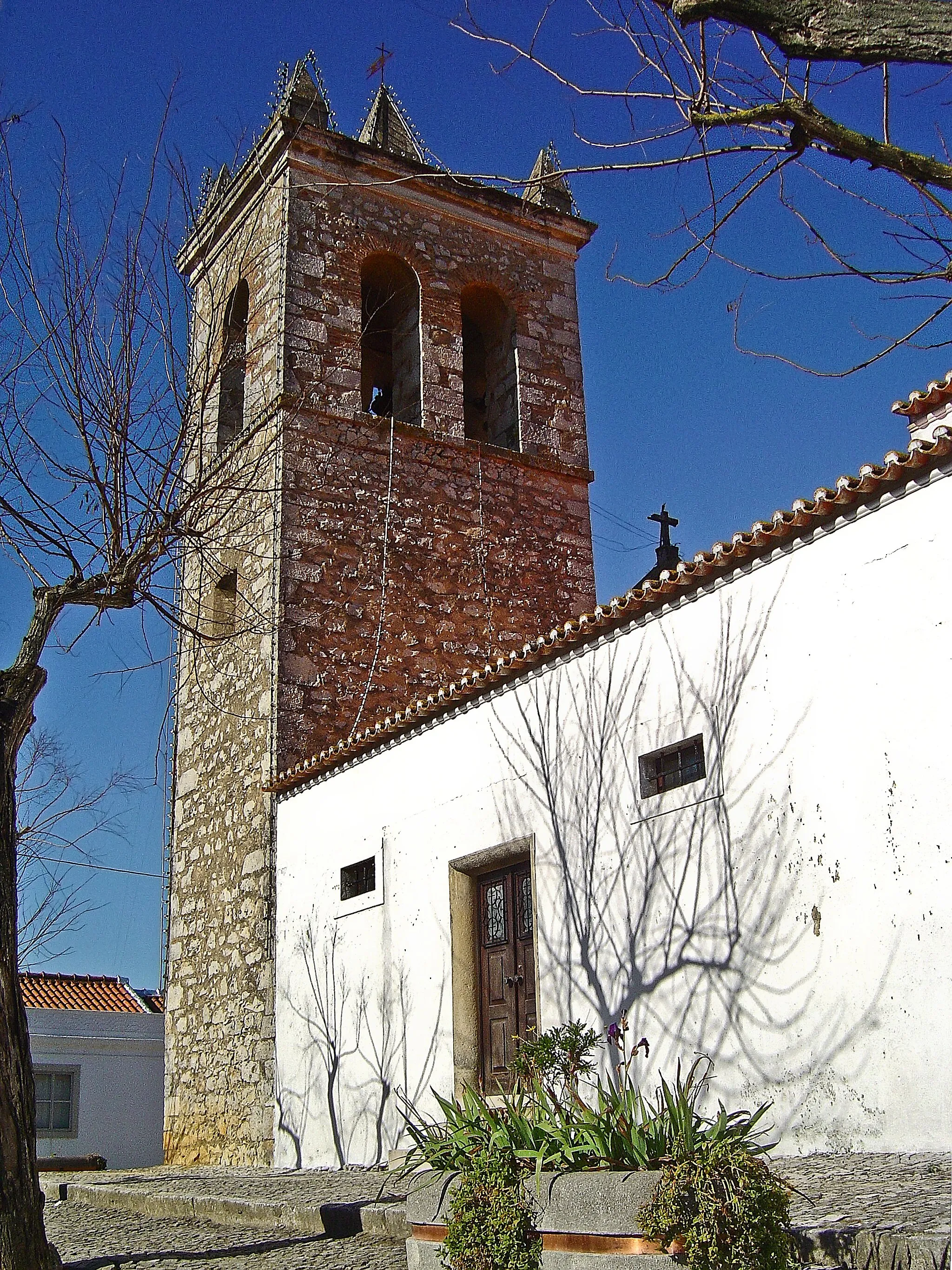 Photo showing: É um templo muito antigo, anterior à fundação da nacionalidade, pois Pontével já existia no reinado de D. Afonso Henriques, com o nome de Ponteval que a doou à Ordem de Malta em recompensa pelos serviços prestados na luta contra os Mouros. Da sua traça primitiva nada se conhece, apenas a existência de alguns elementos medievais, tais como uma sigla de pedreiro gravada no terceiro cunhal da torre, na fachada principal e algumas estelas funerárias decoradas assim como um capitel românico que se encontra numa casa particular, leva-nos a supor tratar-se duma igreja do estilo românico rural português que se desenvolveu no norte e centro do país nos séc. XII a XIV , tendo em conta que Pontével teve o seu primeiro foral no séc. XII., a 1 de Dezembro de 1194. Foi reconstruída no séc.. XVII por António Botto Pimentel, comendador de Pontével que está sepultado na capela mor em pedra brasonada com as armas dos Pimenteis. www.jf-pontevel.pt/pontevel.php?pagina=turismo_lazer&...

See where this picture was taken. [?]