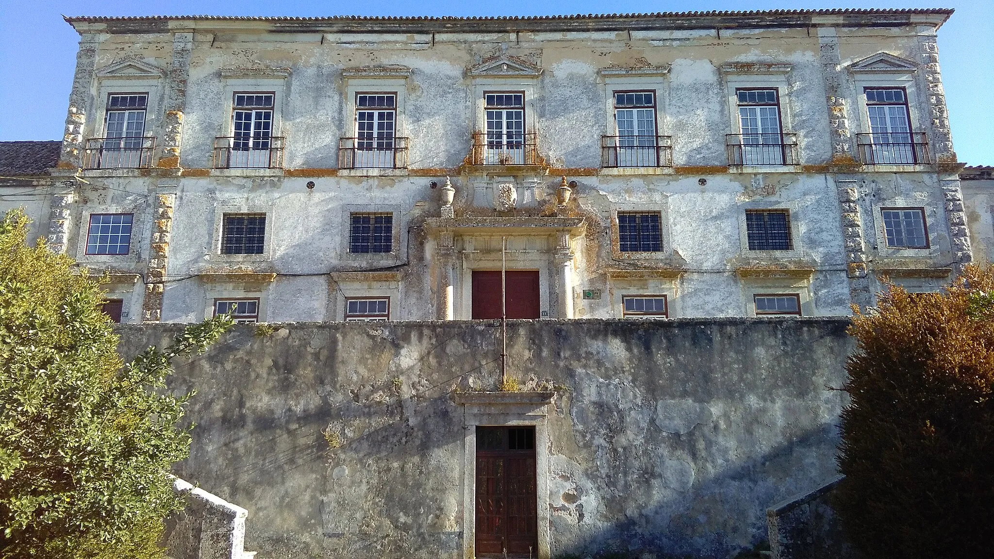 Photo showing: Facade of the Palace of the Dukes of Aveiro in Vila Nogueira de Azeitão, Portugal. The coat of arms of the family (above the main entrance) was destroyed following the "Távora affair" when the Palace was confiscated.