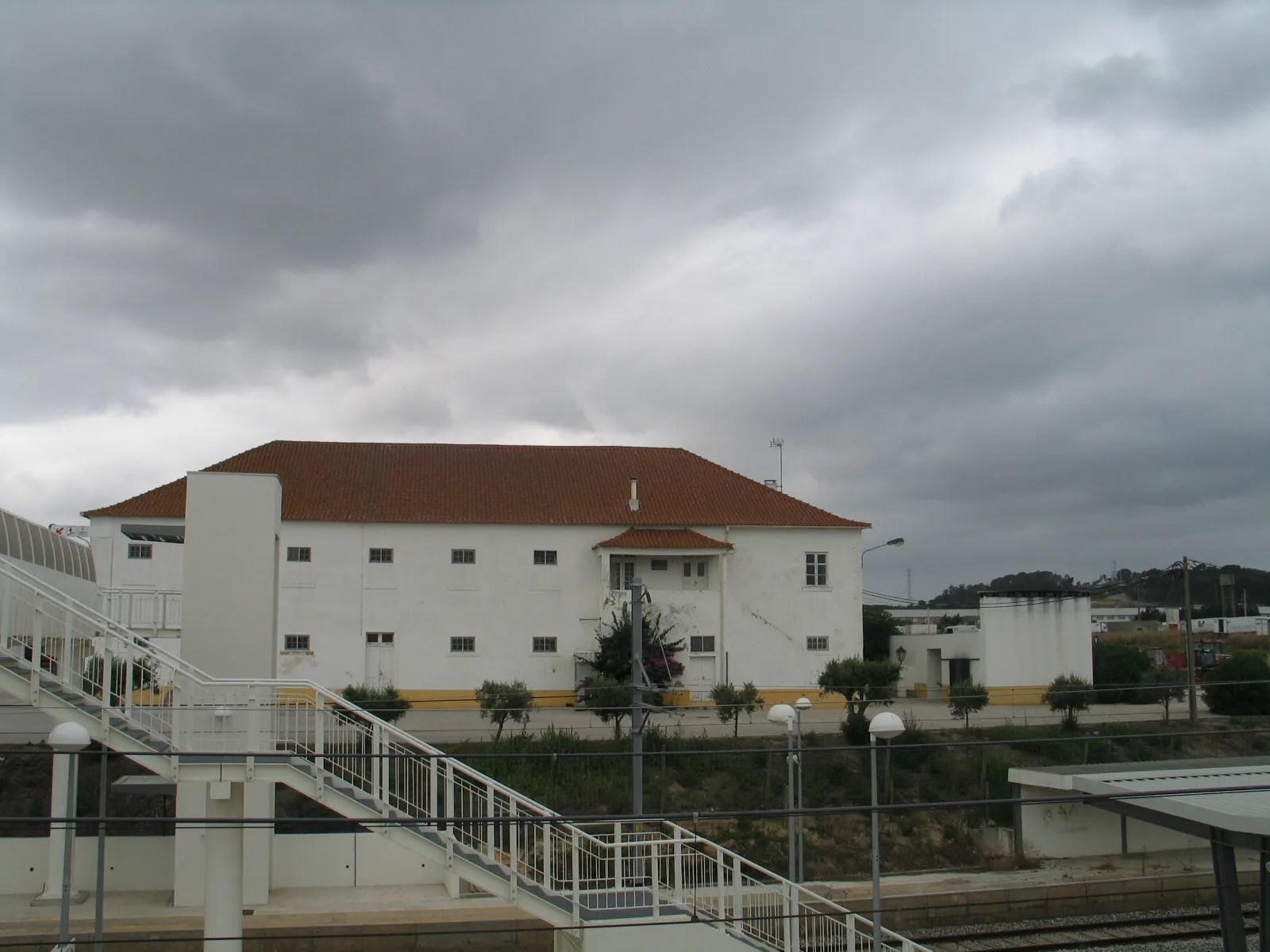 Photo showing: Antigo edifício sede da Escola Militar de Aviação, visto do apeadeiro ferroviário de Vila Nova da Rainha