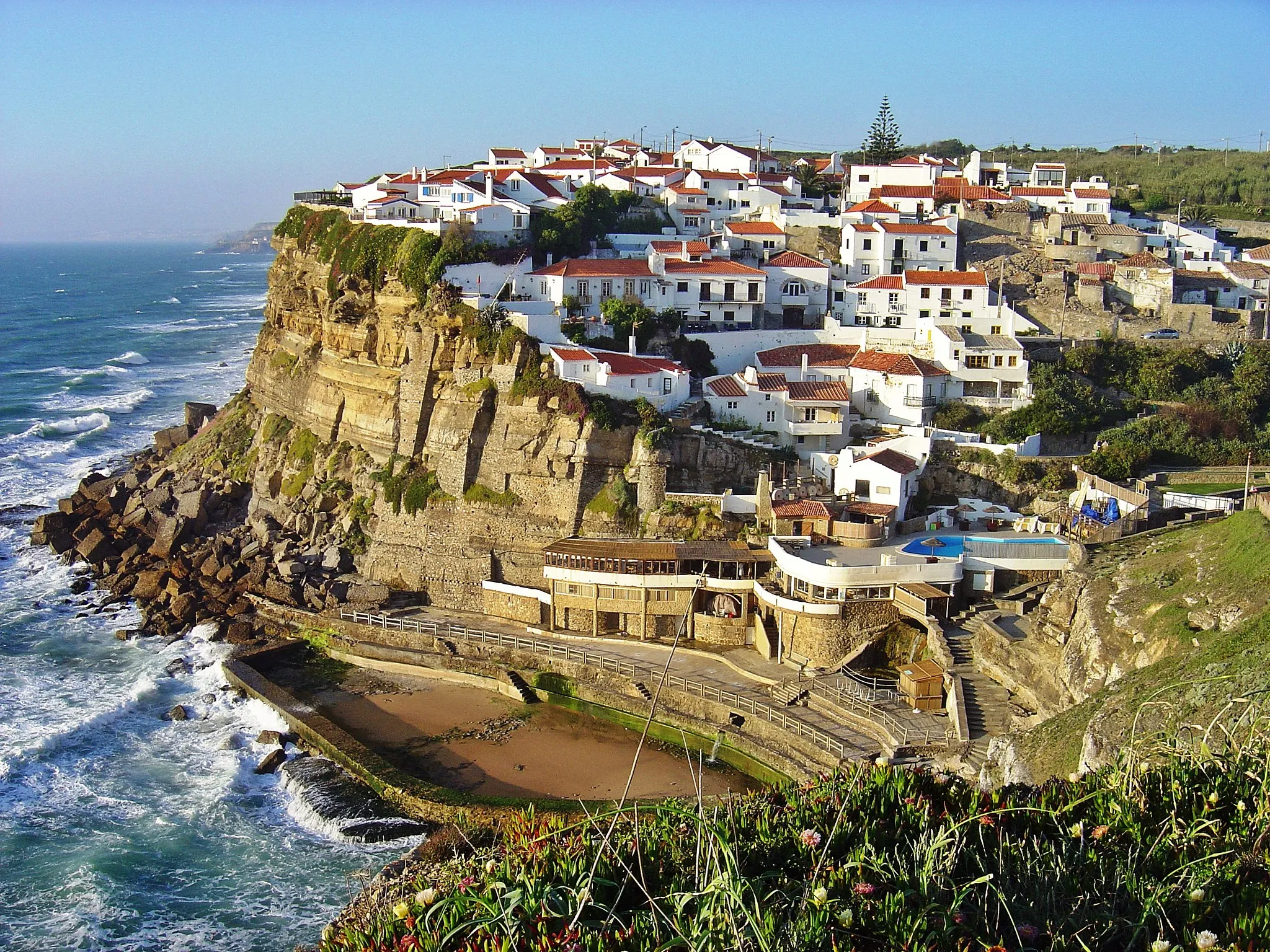 Photo showing: Azenhas do Mar is a seaside town in the municipality of Sintra, Portugal. Picture taken by User:Husond in May 2007.