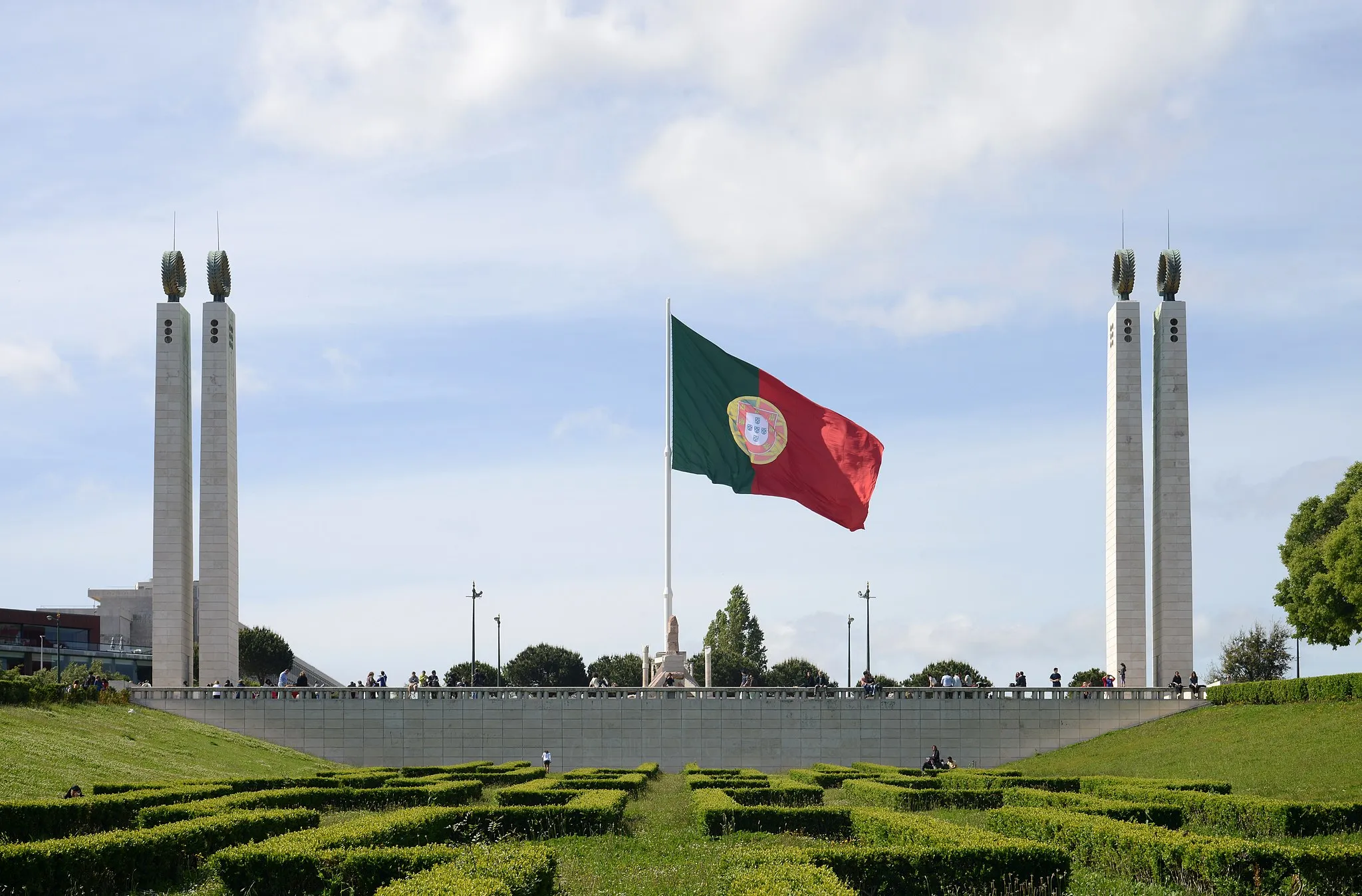 Photo showing: Top of Parque Eduardo VII, Lisboa, with the national flag of Portugal.