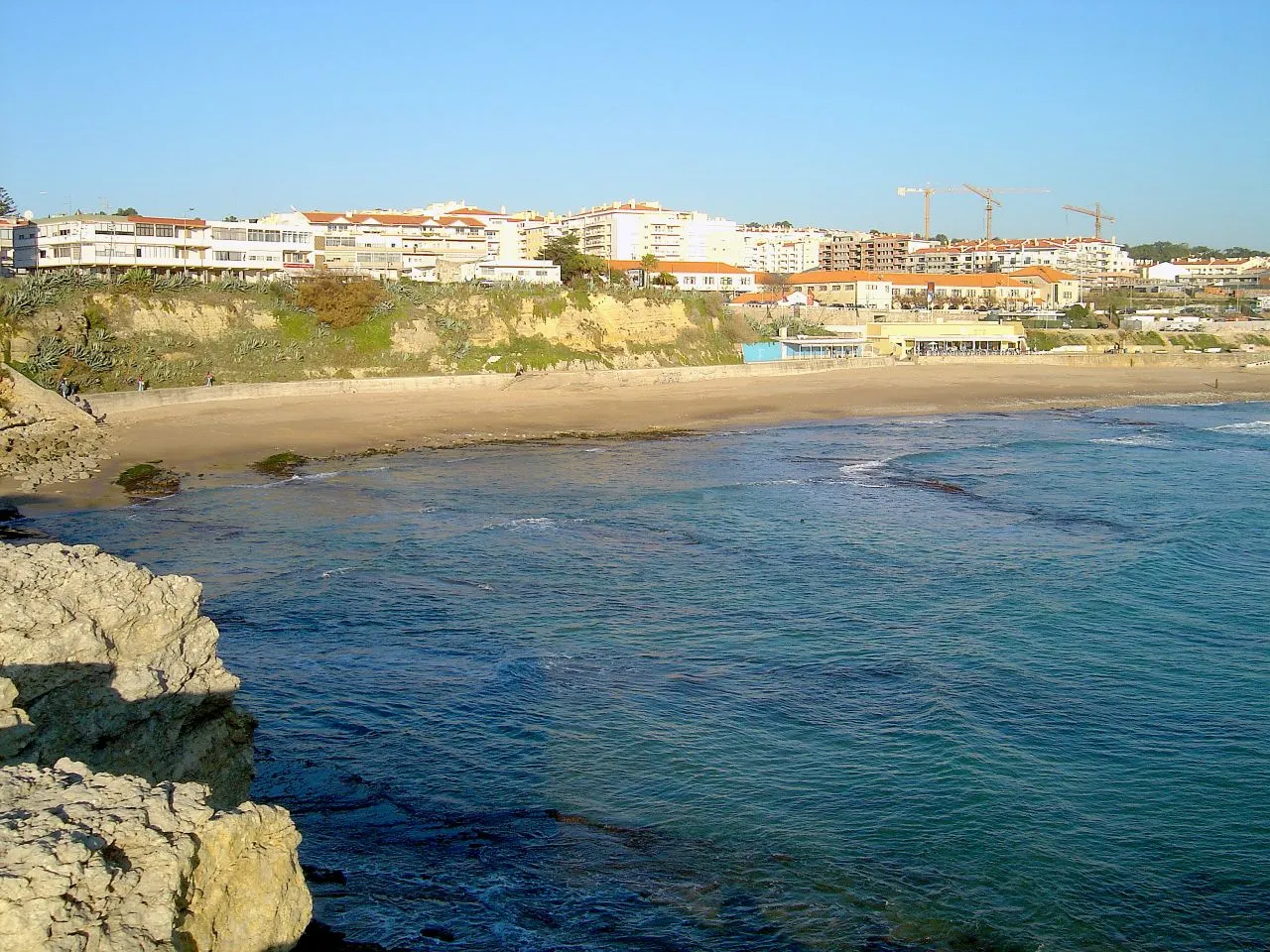 Photo showing: http://maps.google.com?q=38.69277872247112,-9.372180104255676(Praia de S. Pedro do Estoril - Portugal)&t=h">See where this picture was taken. [?]