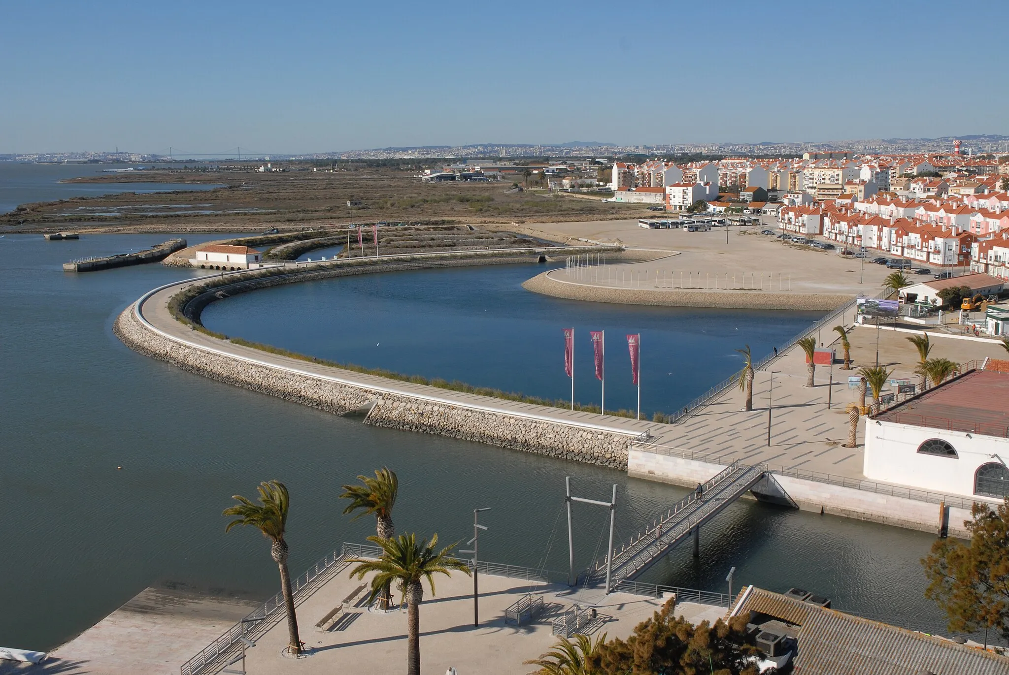 Photo showing: Frente Ribeirinha do Montijo