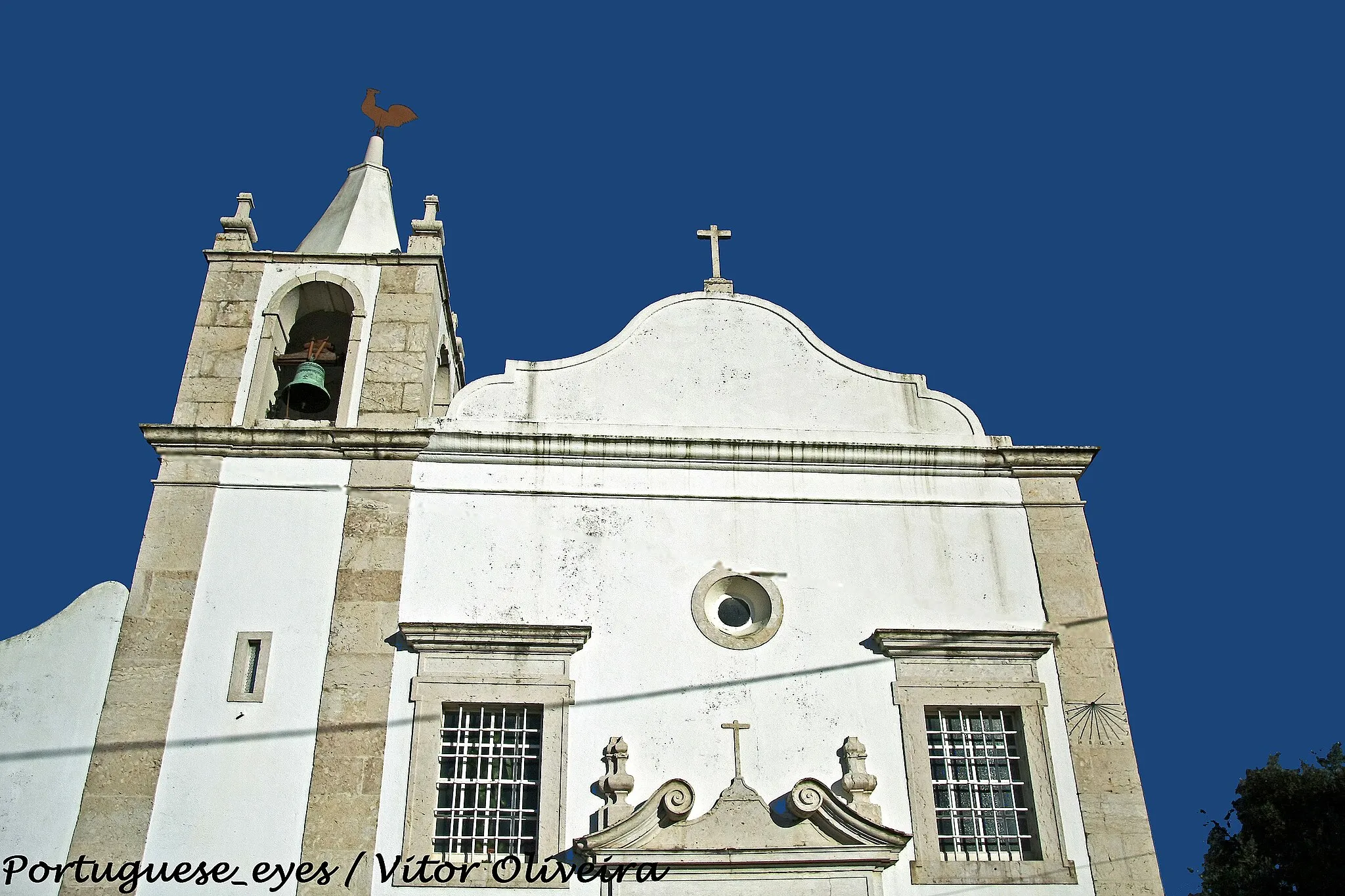 Photo showing: A fachada é constituída pelo corpo principal e pela torre sineira. O portal de volutas enroladas, cruz central e acrotérios nas extremidades é característico do proto-barroco de finais do séc. XVII. O interior de uma só nave possui altar mor e quatro laterais. Padeceu ruína com o terramoto de 1755 pelo que teve então obras de restauro e reedificação, nomeadamente na capela mor e arco cruzeiro. www.cm-loures.pt/MiniPatrimonio/A_IgreMatrizFrielas.htm

See where this picture was taken. [?]