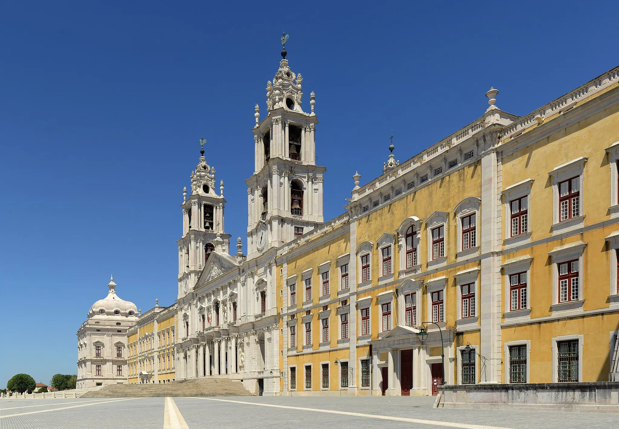 Photo showing: Main facade of Mafra National Palace, Portugal