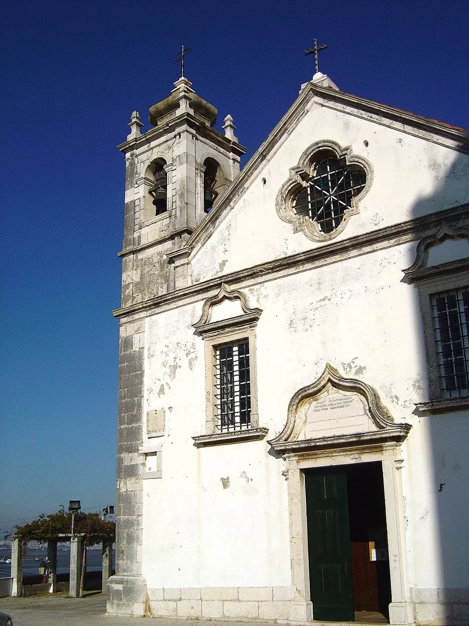 Photo showing: A Igreja Matriz de Arrentela, dedicada a Nossa Senhora da Consolação, remonta aos finais do século XV ou princípios do século XVI, e está classificada como Imóvel de Interesse Público desde 1977.
O estilo decorativo predominante é o barroco, resultante das grandes obras que a igreja sofreu após o terramoto de Lisboa de 1755. O seu interior, de uma só nave, é revestido por uma série de painéis de azulejos representando cenas da vida da Virgem Maria. O altar-mor, em talha dourada, anterior ao terramoto, possui um conjunto de colunas salomónicas, um minucioso sacrário e uma pintura figurando a Adoração do Santíssimo Sacramento. Na cobertura da nave pode-se observar um magnífico trabalho de estuque em relevo, de várias cores, onde se destaca uma imagem da Padroeira, com a muleta - barco de pesca típico desta região - a seus pés, rodeada de pescadores, fidalgos e dos quatro evangelistas. pt.wikipedia.org/wiki/Igreja_Paroquial_de_Arrentela

See where this picture was taken. [?]