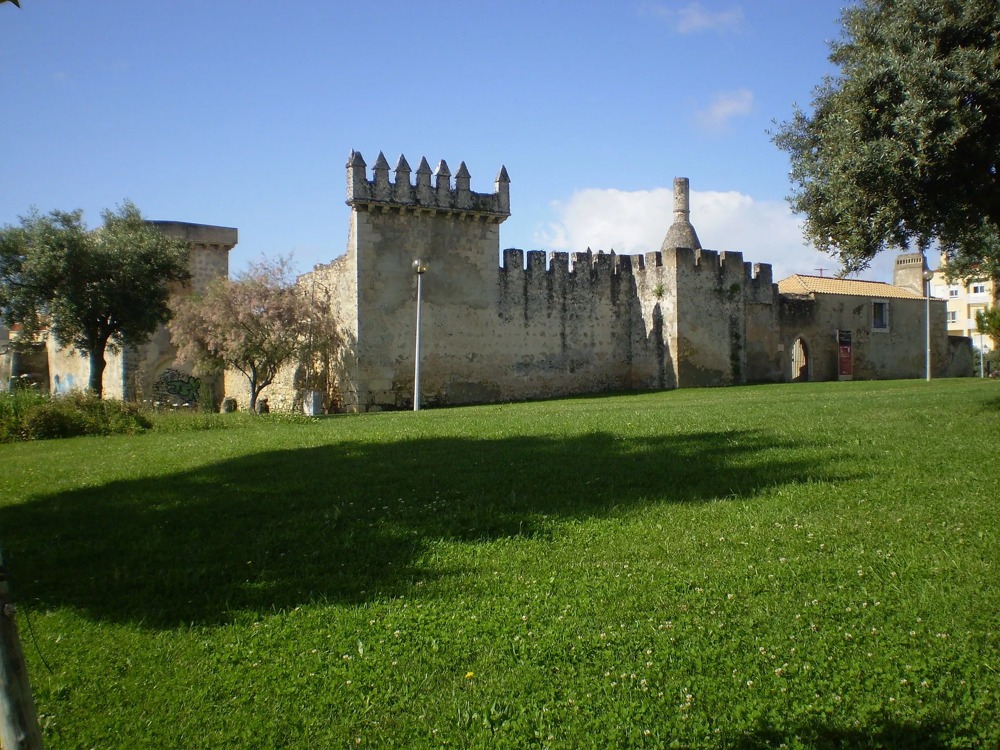 Photo showing: Vista exterior do castelo com o jardim envolvente .