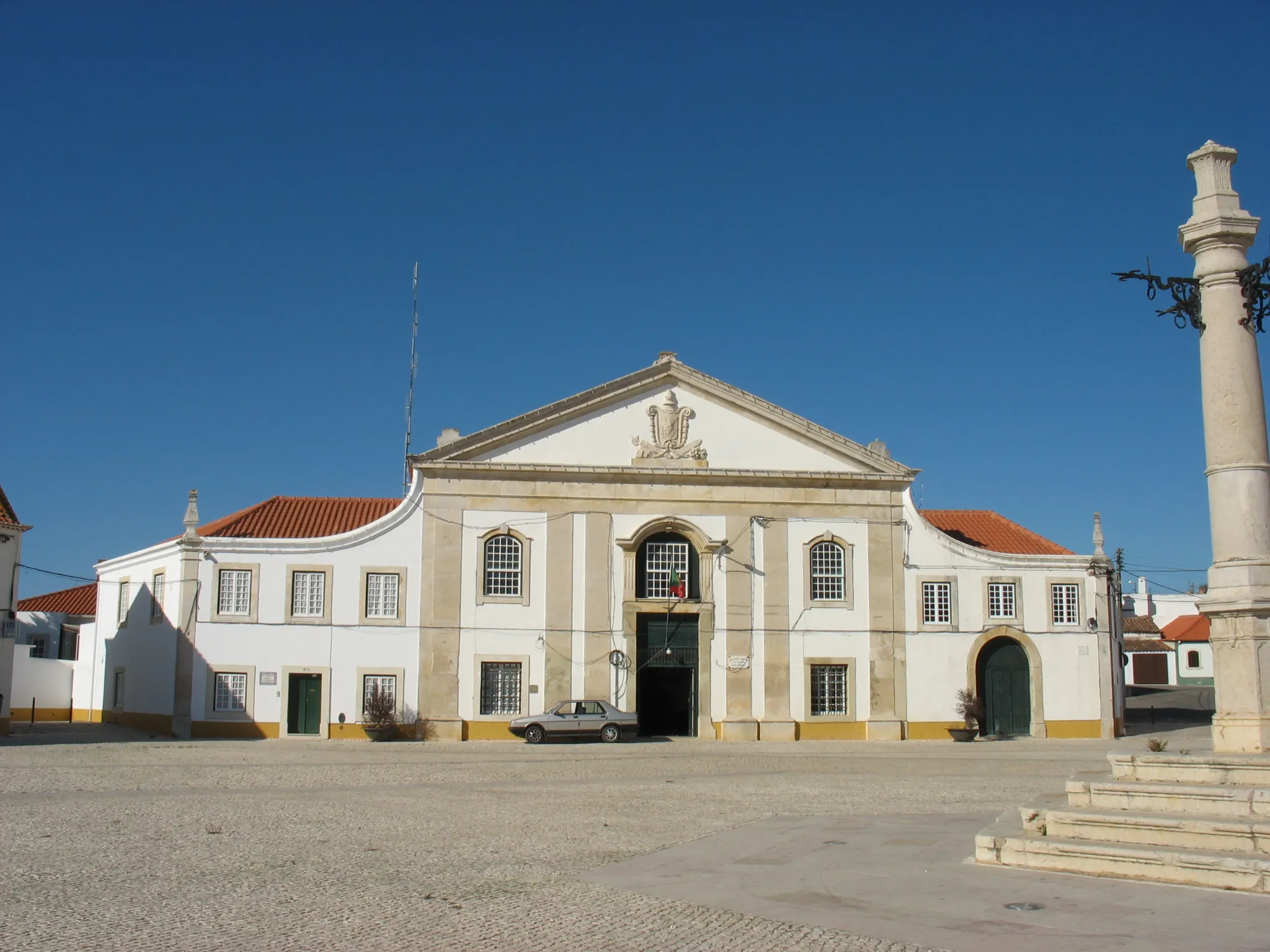 Photo showing: antiga Casa da Câmara de Manique do Intendente (actual posto da GNR)