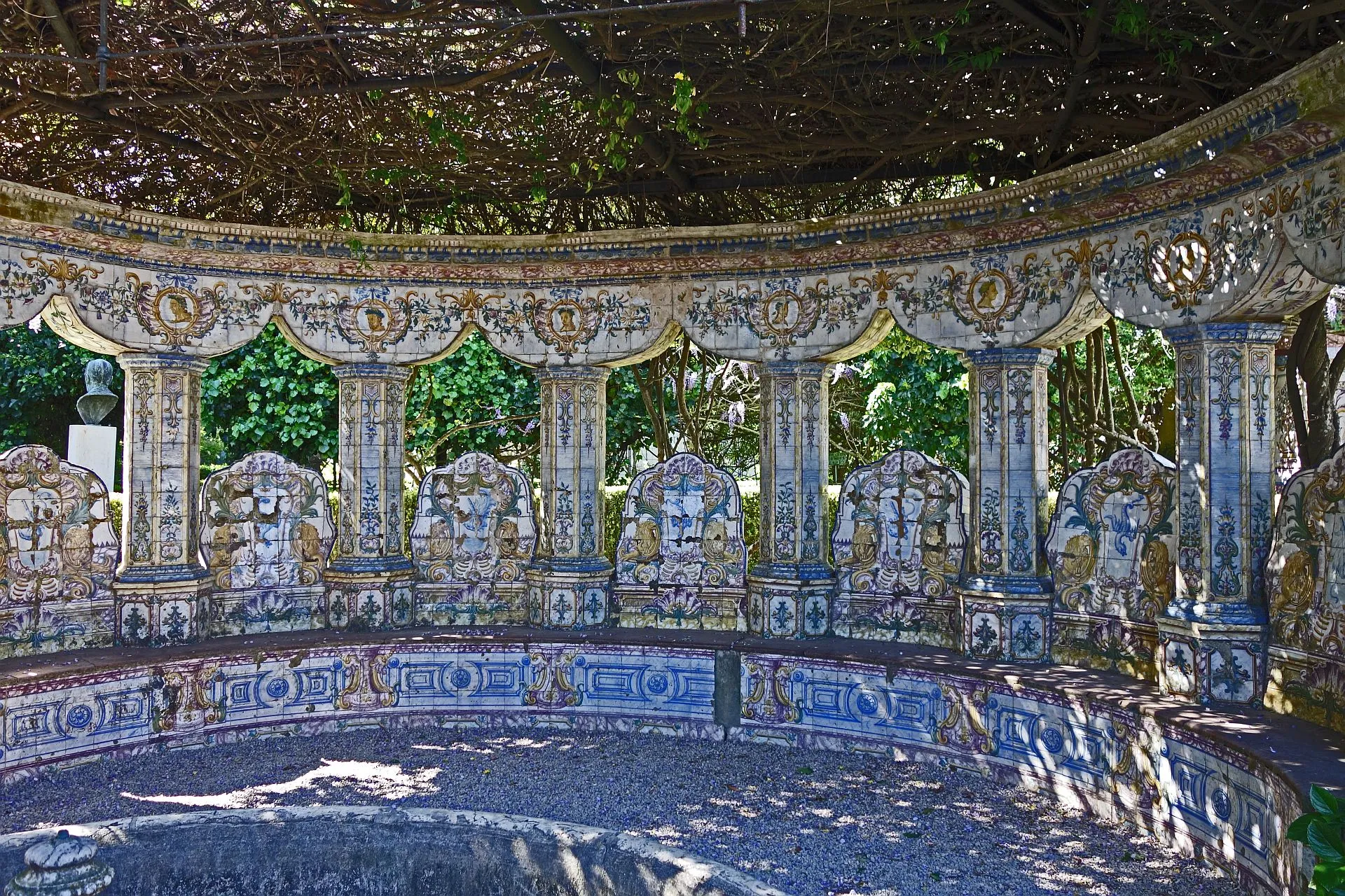 Photo showing: Early and mid-18th-century Portuguese ceramic tiles cover every inch of wall at the Quinta dos Azulejos (now a private school, the Colégio Manuel Bernardes), including the garden's pergola.