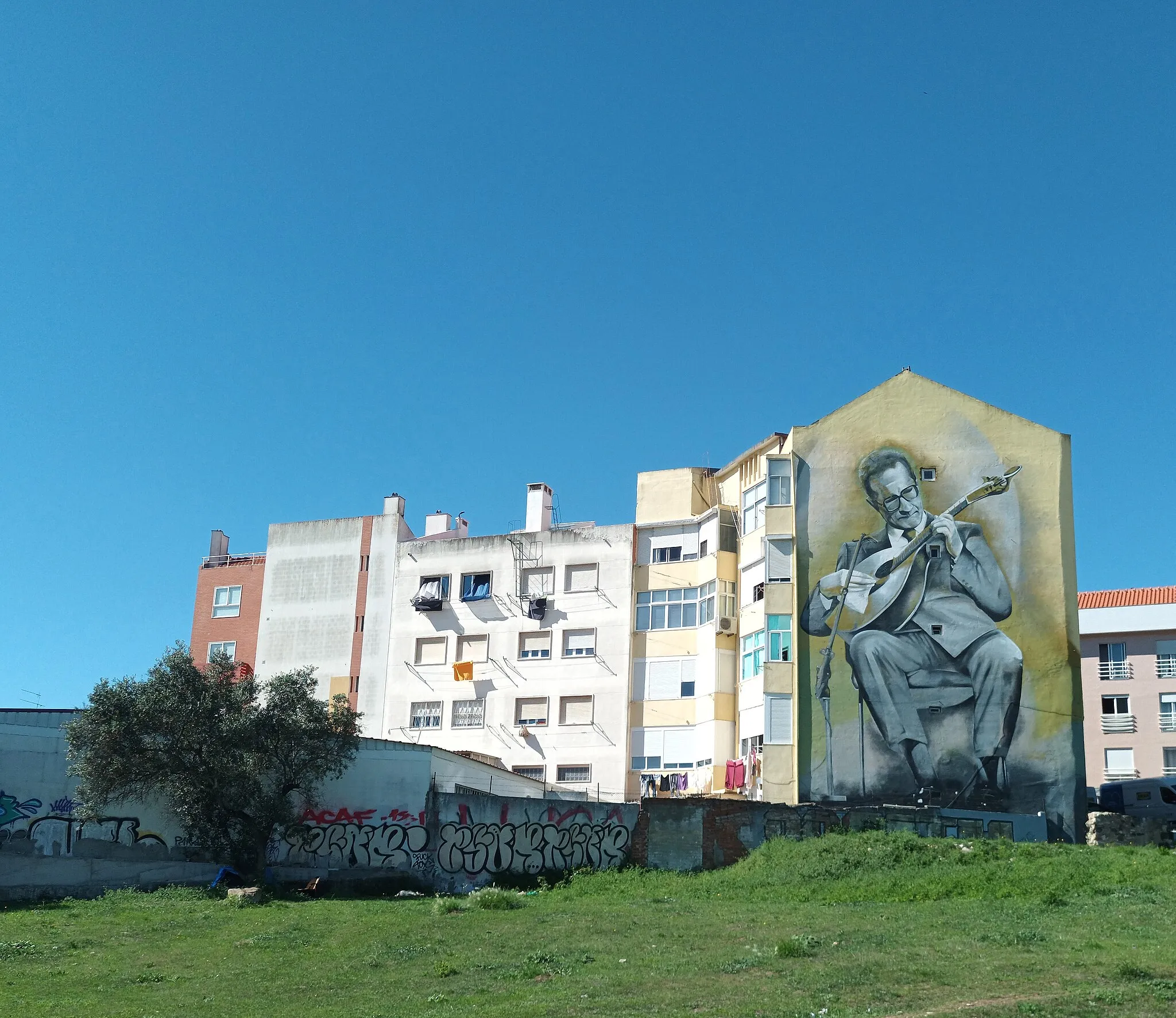 Photo showing: Mural of Carlos Paredes, by street artist Odeith, in Amadora Este in Lisbon, Portugal