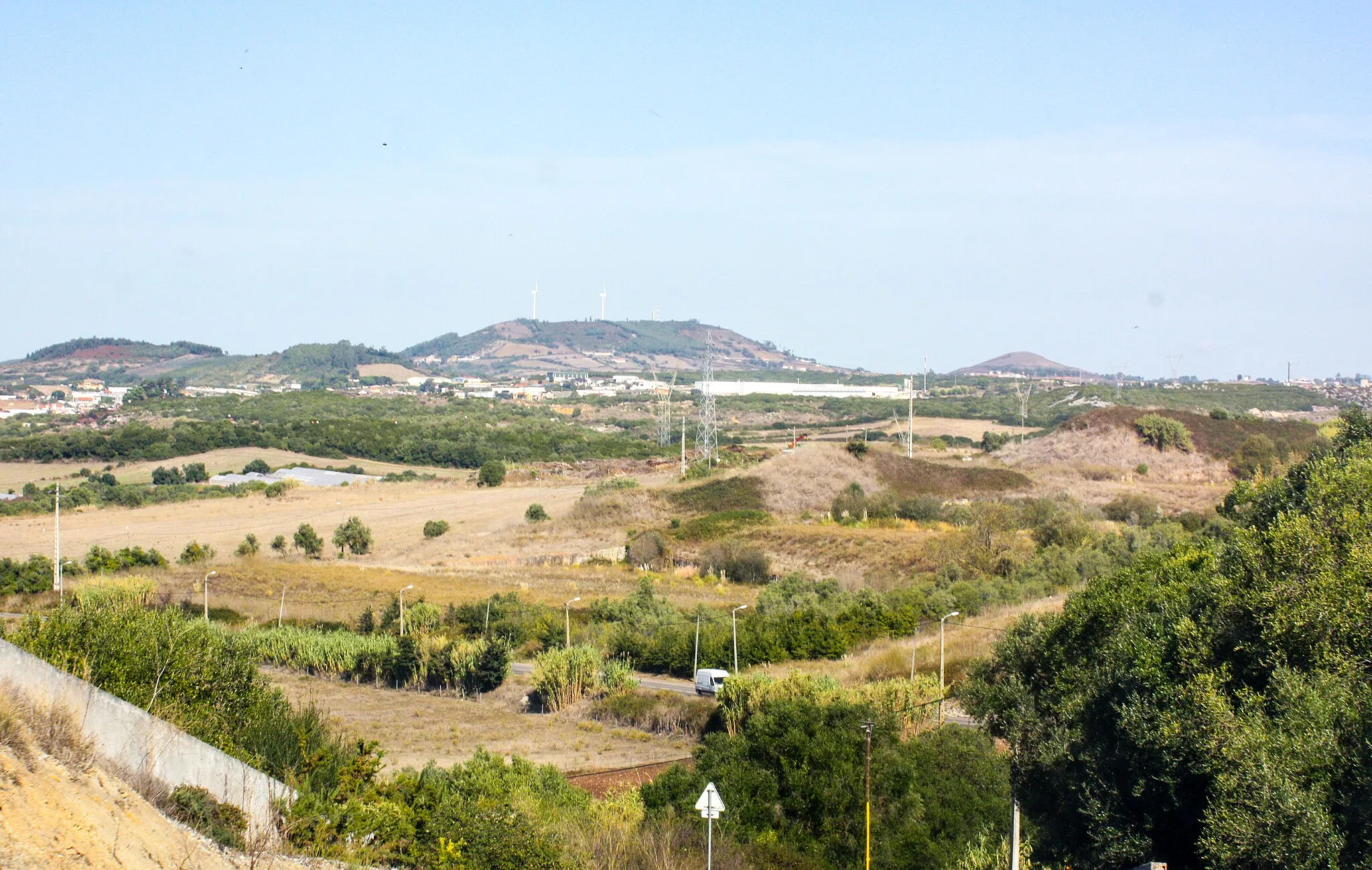 Photo showing: Panorama da União das Freguesias de Almargem do Bispo, Pero Pinheiro e Montelavar perto de Almargem do Bispo, olhando para a zona da Pedra Furada.