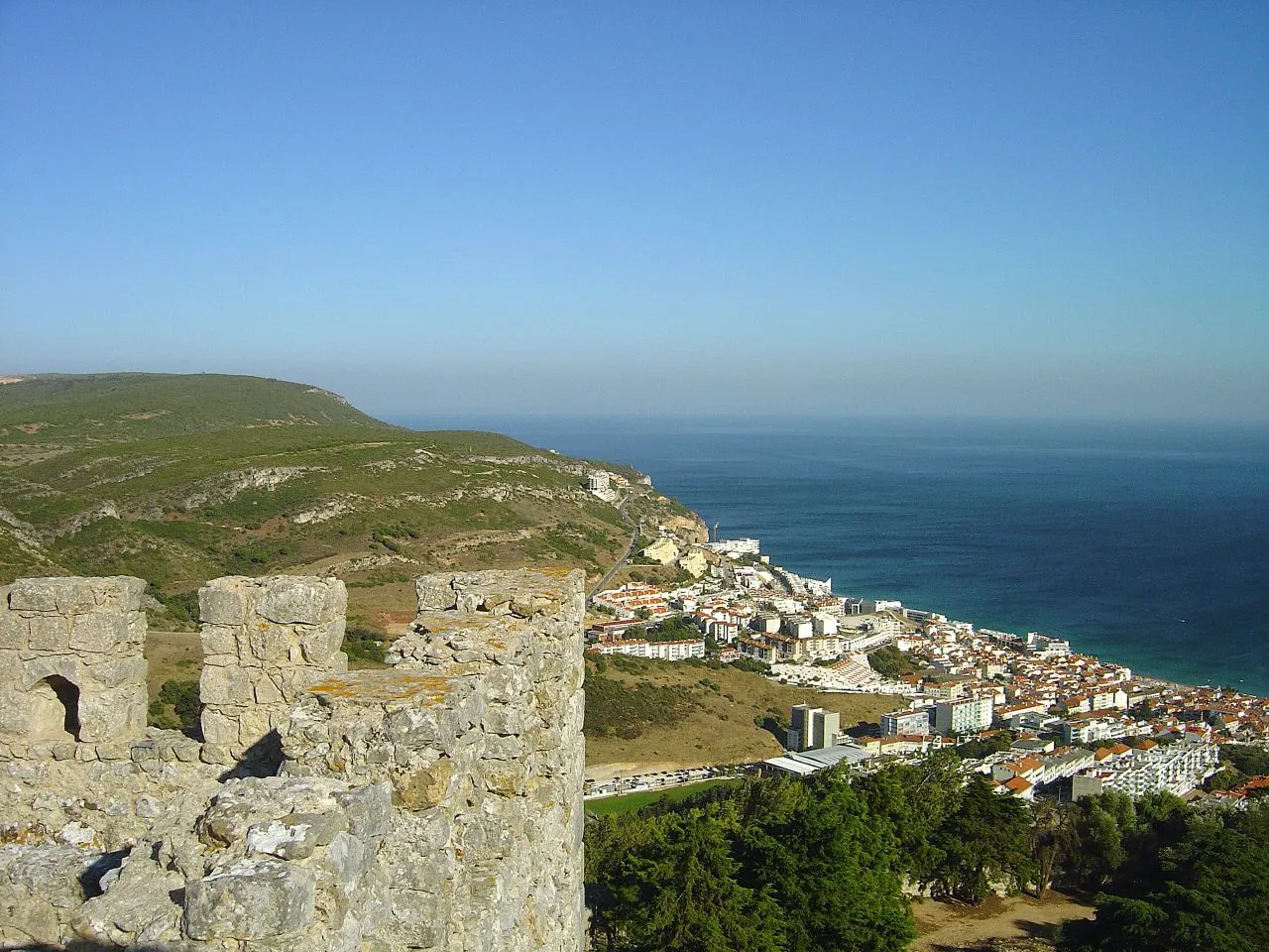 Photo showing: O castelo de Sesimbra foi conquistado por D. Afonso Henriques em 1165. Pensa-se que terá sido edificado sobre um castelo já existente, de construção árabe. Conserva ainda hoje os dois elementos essenciais da fortificação medieva: a muralha e a alcáçova. No perímetro das suas muralhas, existe a Igreja de Santa Maria ou de Nossa Senhora do Castelo, um importante exemplar da arquitectura religiosa popular portuguesa, construído no século XII. www.sado2000.pt/concelhos.php?codigo=11

See where this picture was taken. [?]