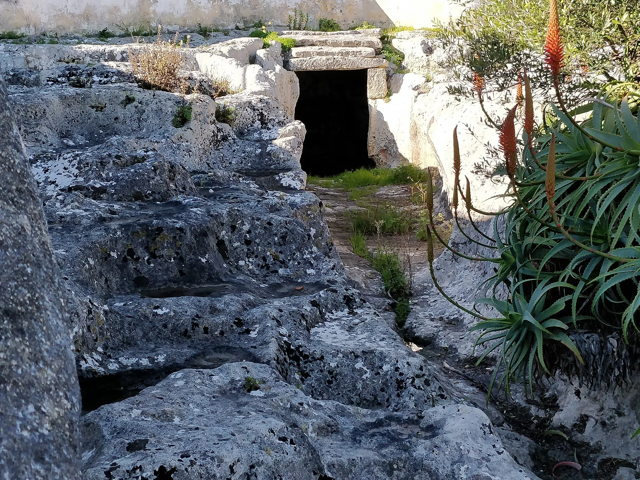 Photo showing: View of entrance to the first of four prehistoric artificial caves excavated in limestone rock in Alapraia, Estoril, Portugal