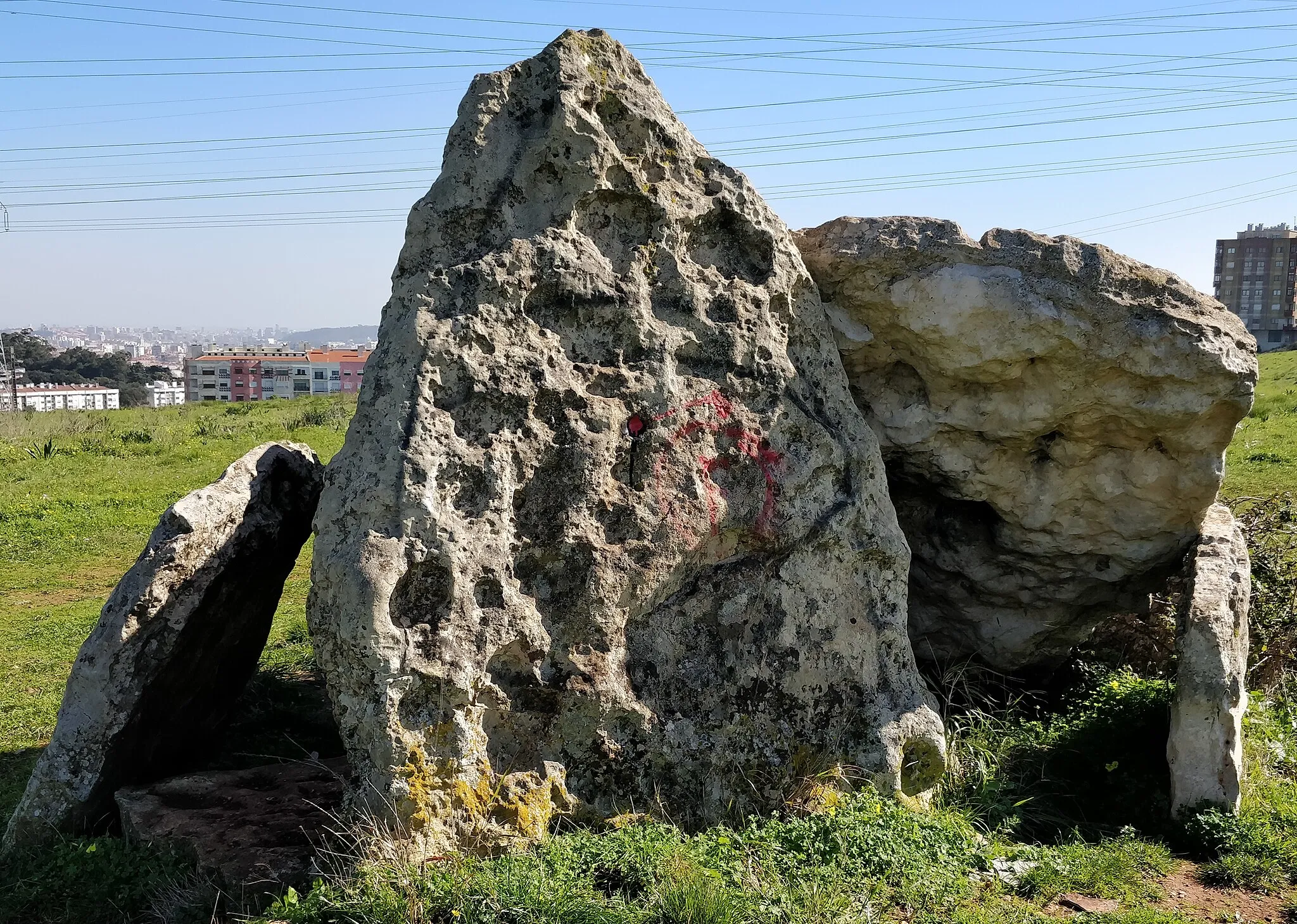 Photo showing: The Anta do Monte Abraão, a neolithic dolmen in Queluz-Belas, near Lisbon, Portugal