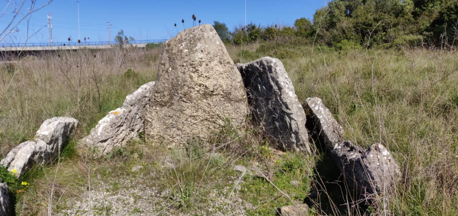 Photo showing: View of the remains of the Anta da Estria dolmen near Queluz, Lisbon District, Portugal.