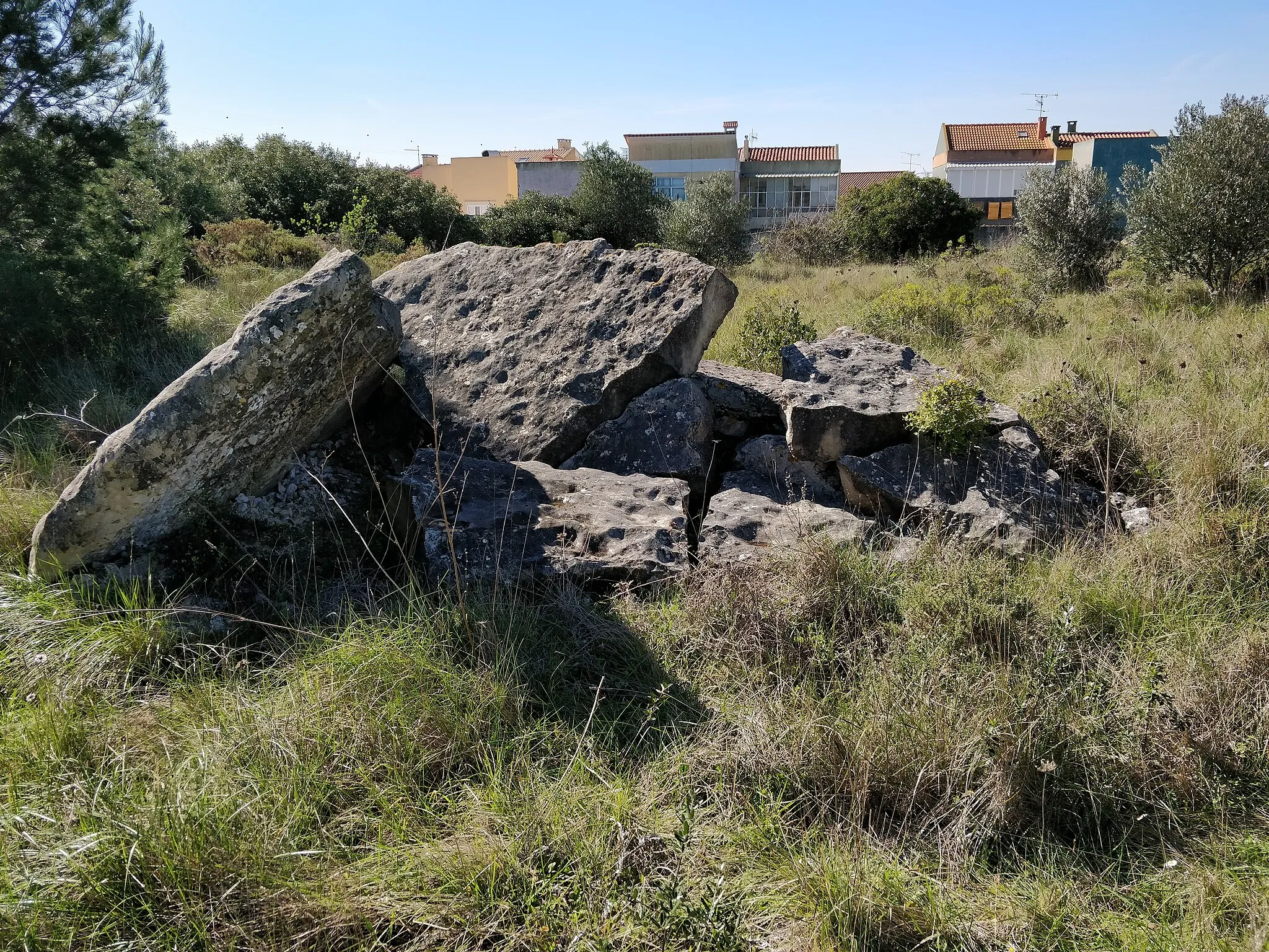 Photo showing: The Anta da Pedra dos Mouros, a megalithic dolmen situated close to Queluz, near Lisbon, Portugal