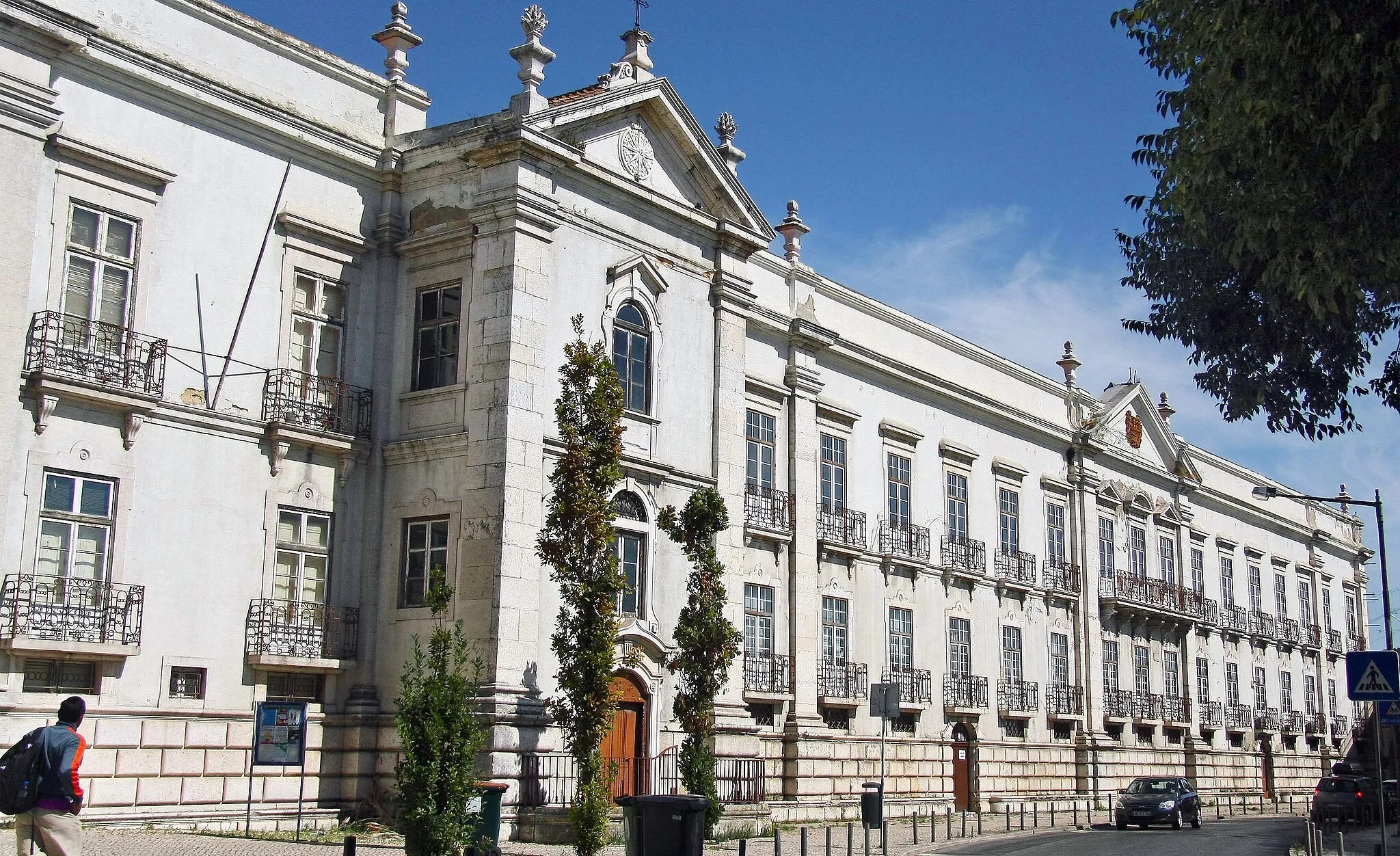 Photo showing: O Convento da Madre de Deus, outrora pertença da Ordem de Santa Clara, fica situado na zona oriental de Lisboa, e aloja actualmente o Museu Nacional do Azulejo. Mandado construir em 1509 pela Rainha D. Leonor, mulher do Rei D. João II, só cerca de 1550 é construída a actual igreja da Madre de Deus, por ordem do Rei D. João III, sendo posteriormente decorada já nos reinados de D. Pedro II, D. João V e D. José, entre finais do século XVII e meados do século XVIII.
Neste templo, a talha e os azulejos constituem um dos melhores exemplos do Barroco em Portugal.
Actualmente, a igreja da Madre de Deus é parte integrante do Museu Nacional do Azulejo, importante guardador de memórias da cultura portuguesa.
O museu abriga em seus domínios uma extensa coleção que conta desde como o azulejo é fabricado, sua história, tendências e outros aspectos importantes que envolvem esse elemento decorativo e simbólico.
Integrou, em 1983, a XVII Exposição Europeia de Arte Ciência e Cultura.

Ao nome deste convento foi buscar o grupo musical português Madredeus o seu nome. pt.wikipedia.org/wiki/Convento_da_Madre_de_Deus