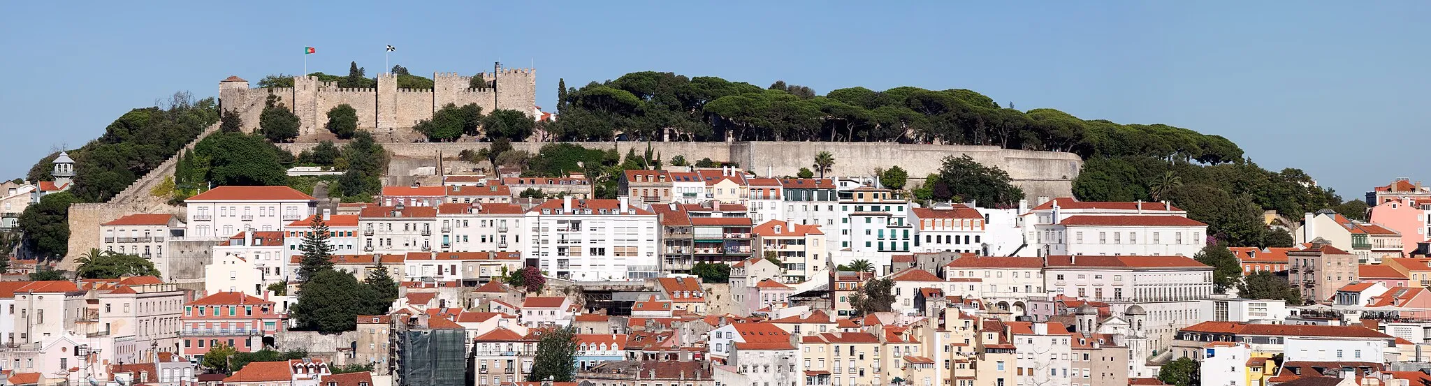 Photo showing: The Castle of São Jorge occupies a commanding position overlooking the city of Lisbon, the capital of Portugal, and the Tagus River beyond. The fortified citadel, which dates from medieval times, is located atop the highest hill in the historic center of the city. The castle is one of the main historical and touristic sites of Lisbon.