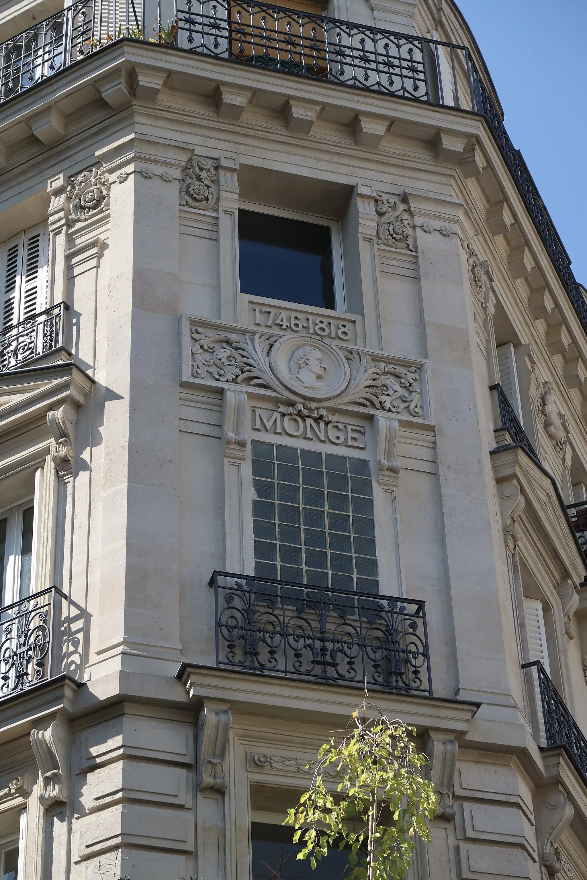 Photo showing: Immeuble au croisement du 21 rue des Écoles et du 48 rue des Bernardins (Paris, 5e). Médaillon figurant Monge sur la façade.