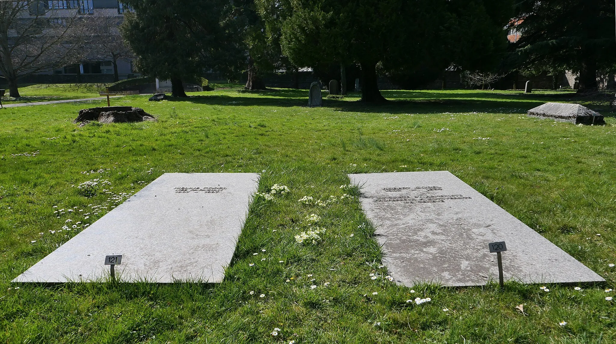 Photo showing: The graves of Swiss linguist and armenologist Robert Godel (1902-1984), right, and his wife Méliné, née Papazian (1907-1997), who was born in Constantinople, at the Cemetery of Kings in Geneva, Switzerland.