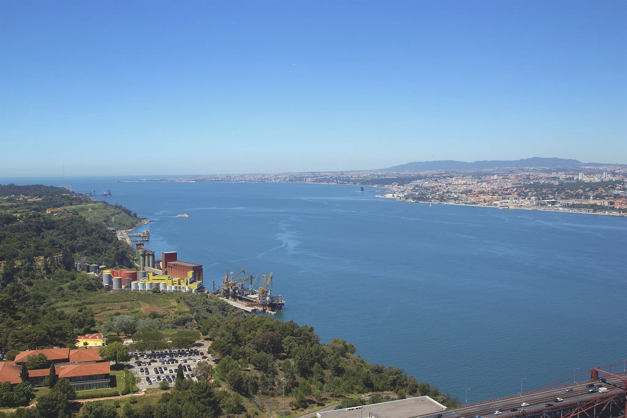 Photo showing: The Tagus is the longest river in the Iberian Peninsula. The river rises in the Montes Universales in mid-eastern Spain  to empty into the Atlantic Ocean near Lisbon.

Lisbon Portugal.