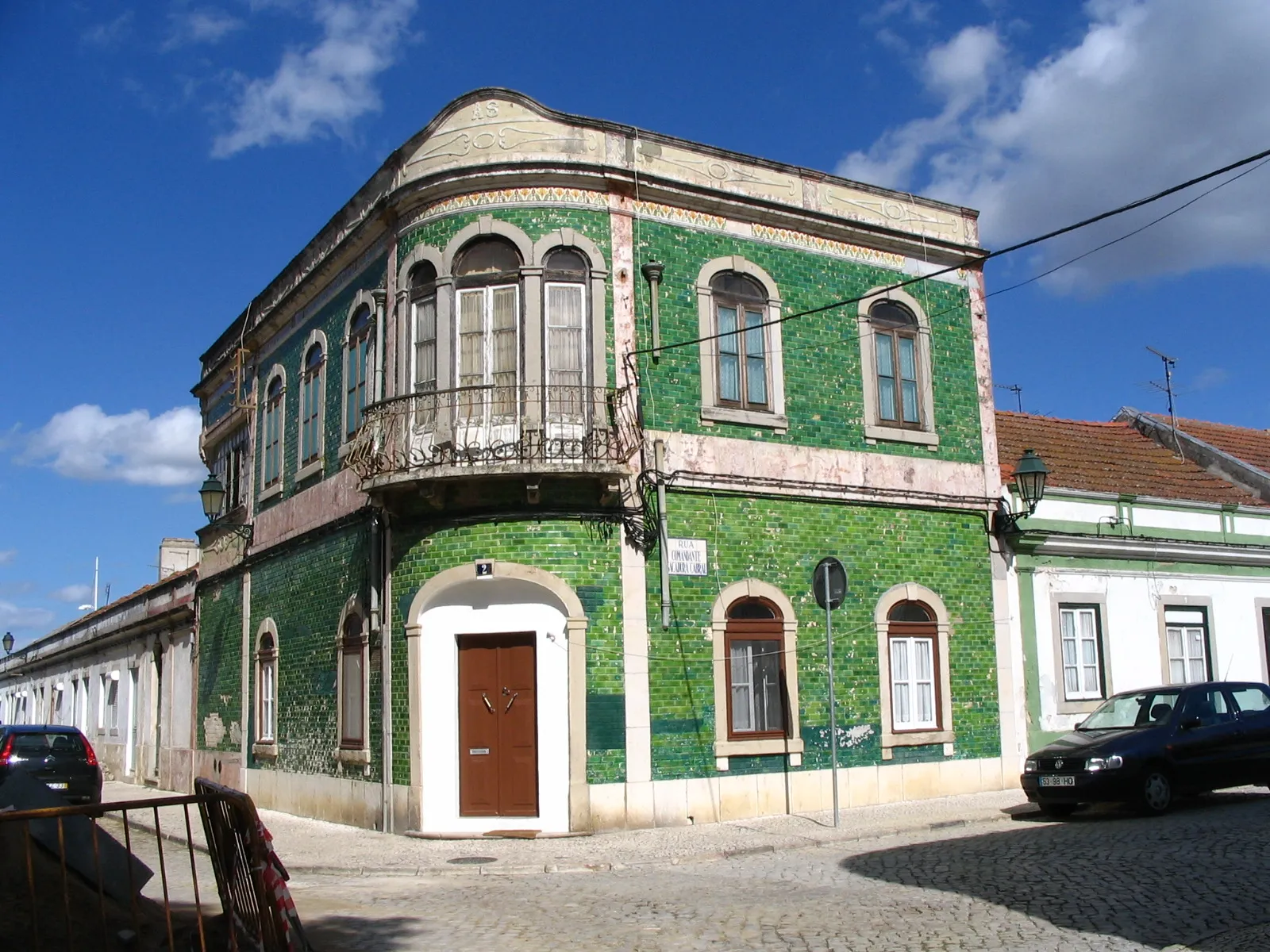 Photo showing: Green-tiled house in Alcochete, Portugal.
This is an example of typical architecture of that town.