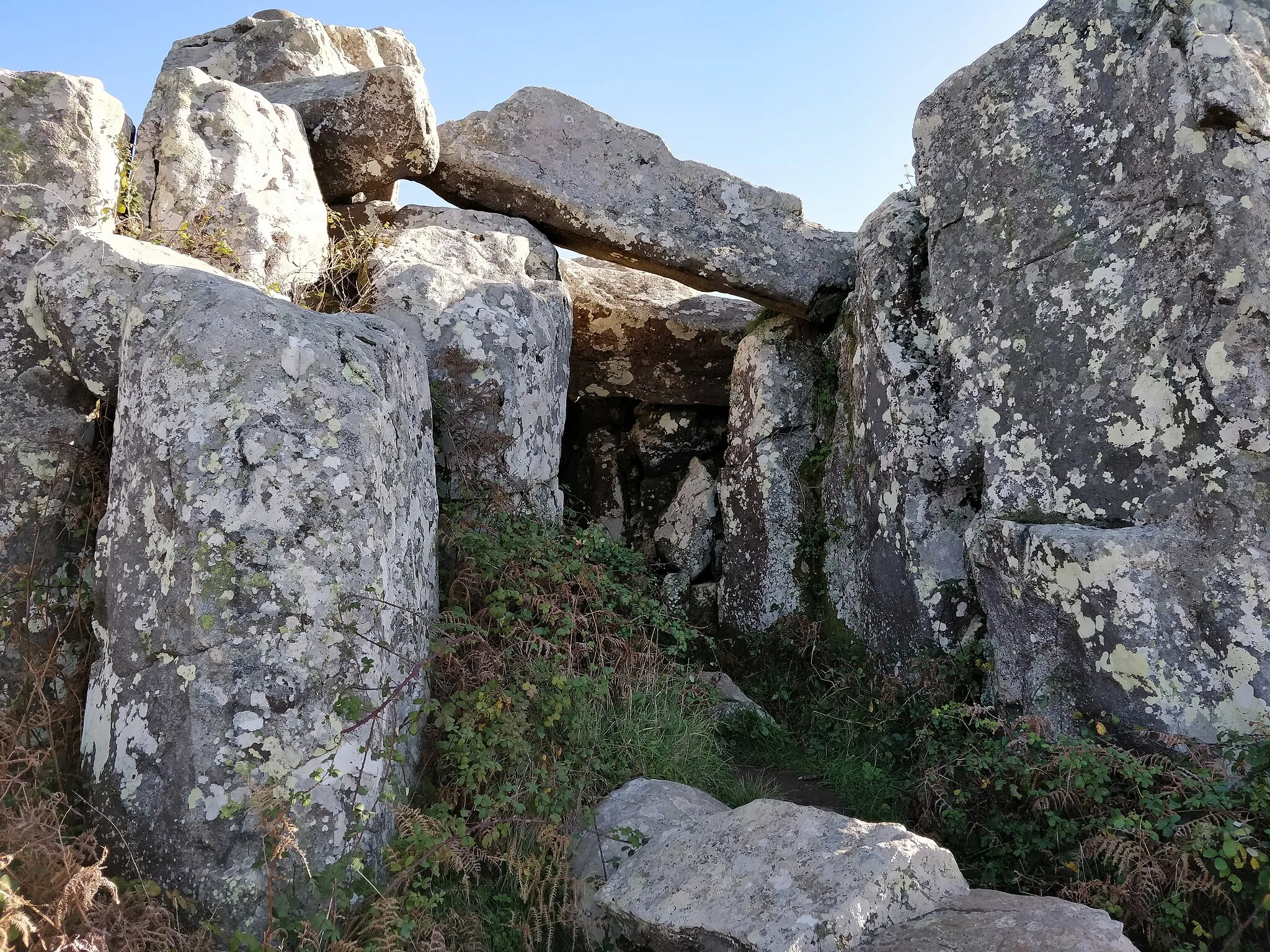 Photo showing: Anta de Adrenunes, a megalithic dolmen near Sintra, Portugal, showing the passageway believed to have formed a necropolis