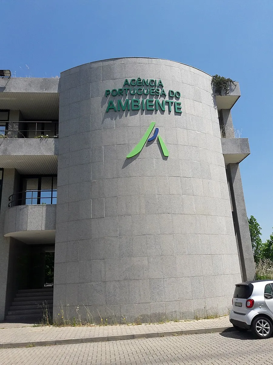 Photo showing: Fachada da Agência Portuguesa do Ambiente com logotipo