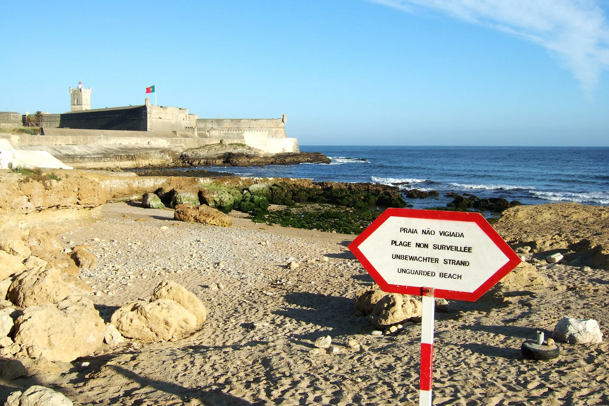 Photo showing: Unguarded part of Carcavelos beach.