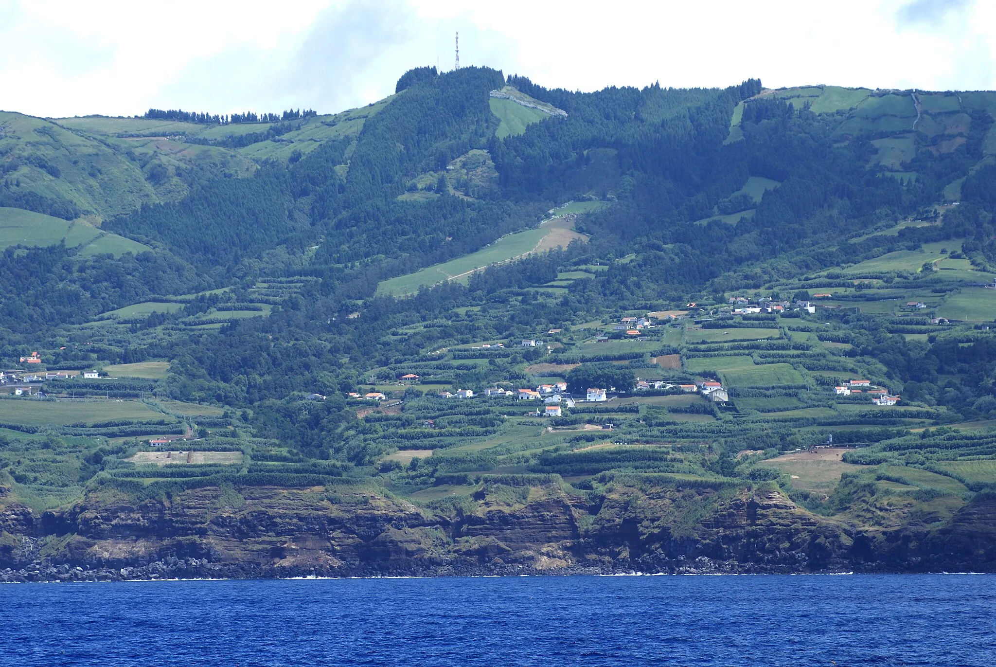 Photo showing: Ginetes visto do mar, Ponta Delgada, ilha de São Miguel, Açores