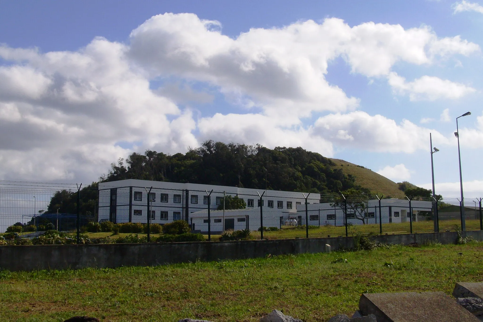 Photo showing: Bateria do Pico da Castanheira, Ponta Delgada, ilha de São Miguel, Açores: quartel atual.