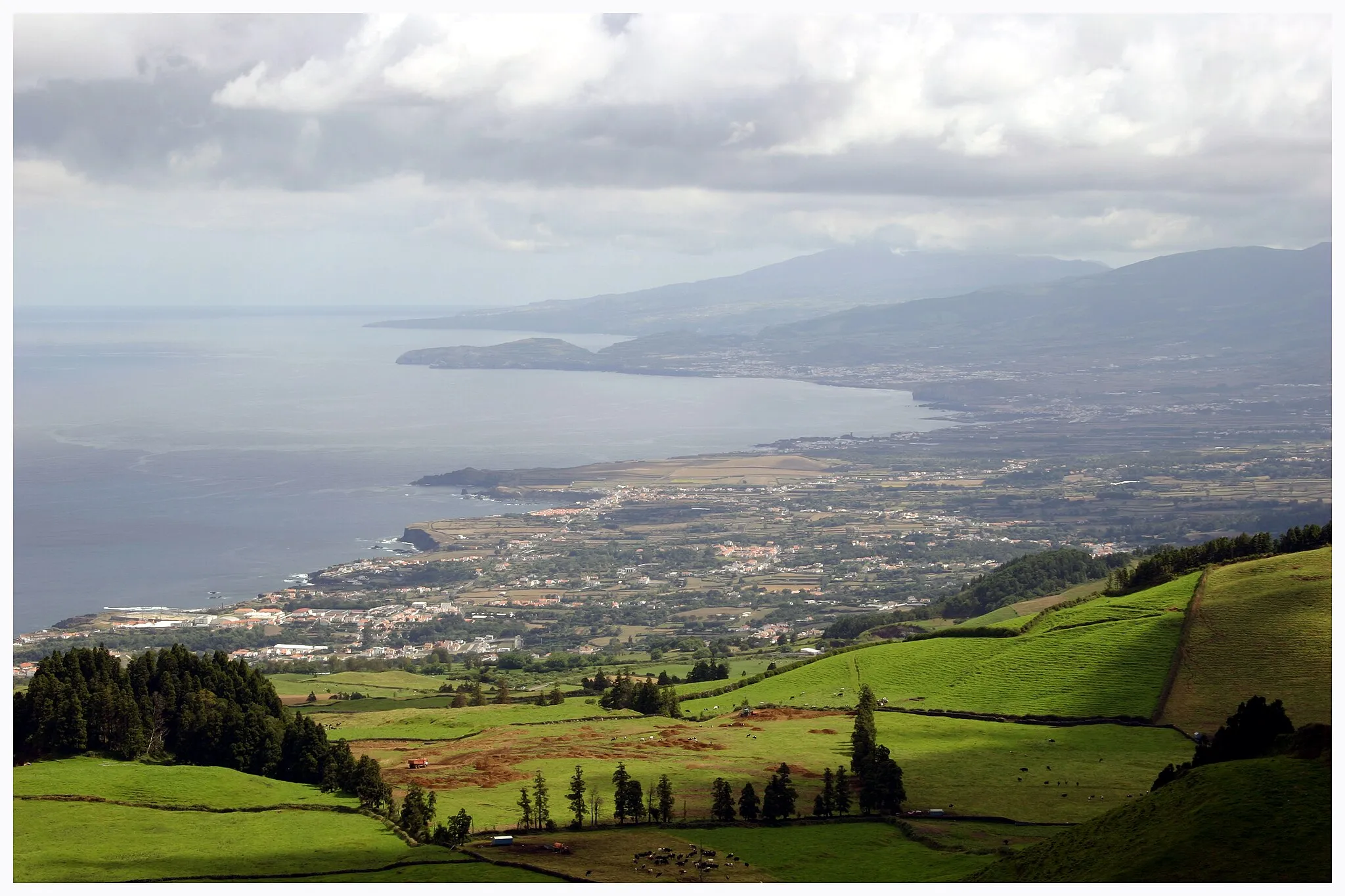 Photo showing: Fotografia da costa norte da Ilha de São Miguel, Açores vista desde o Miradouro do Pico do Carvão.