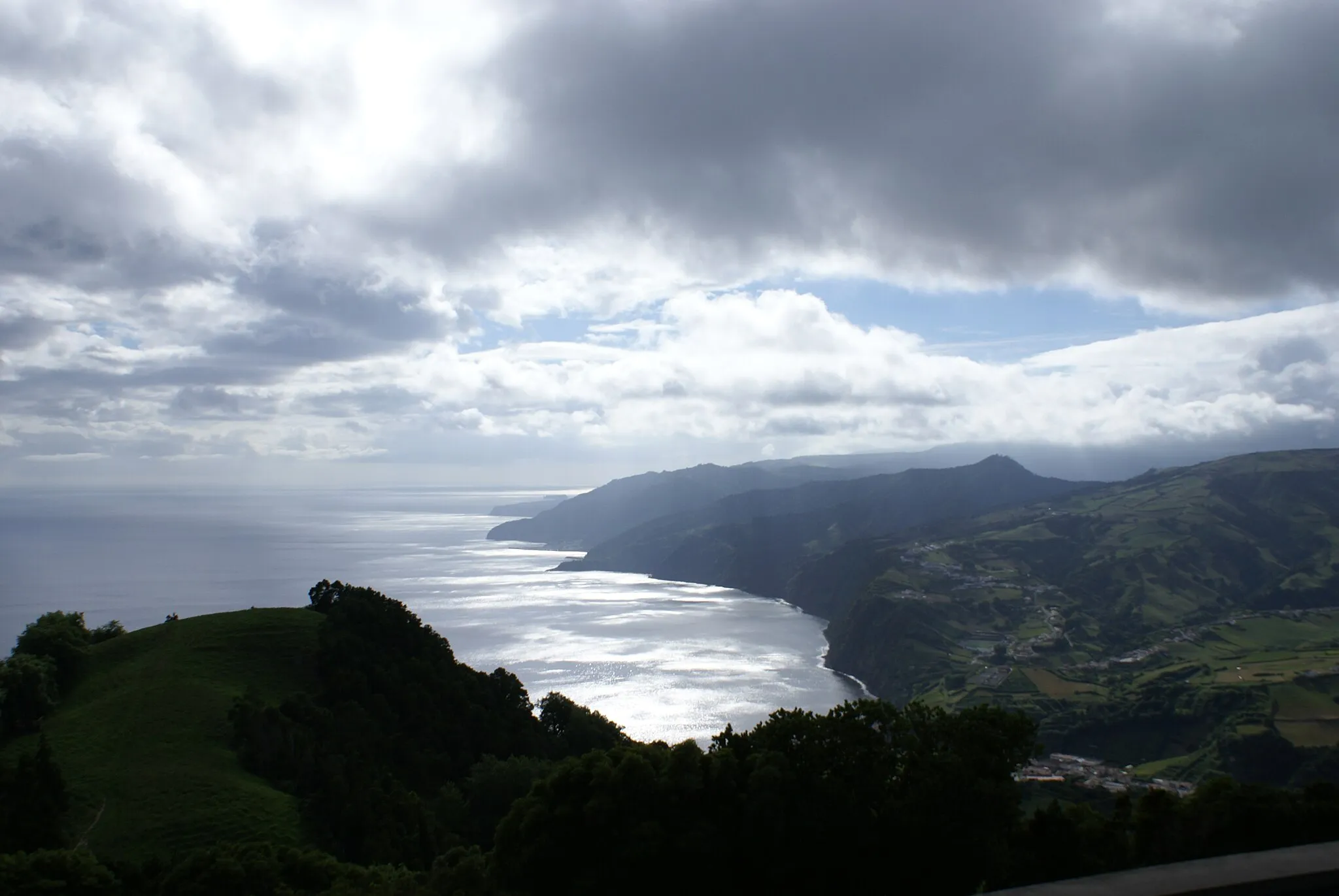 Photo showing: Miradouro do Pico dos Bodes, terra e mar, Ribeira Quente, Povoação, ilha de São Miguel, Açores