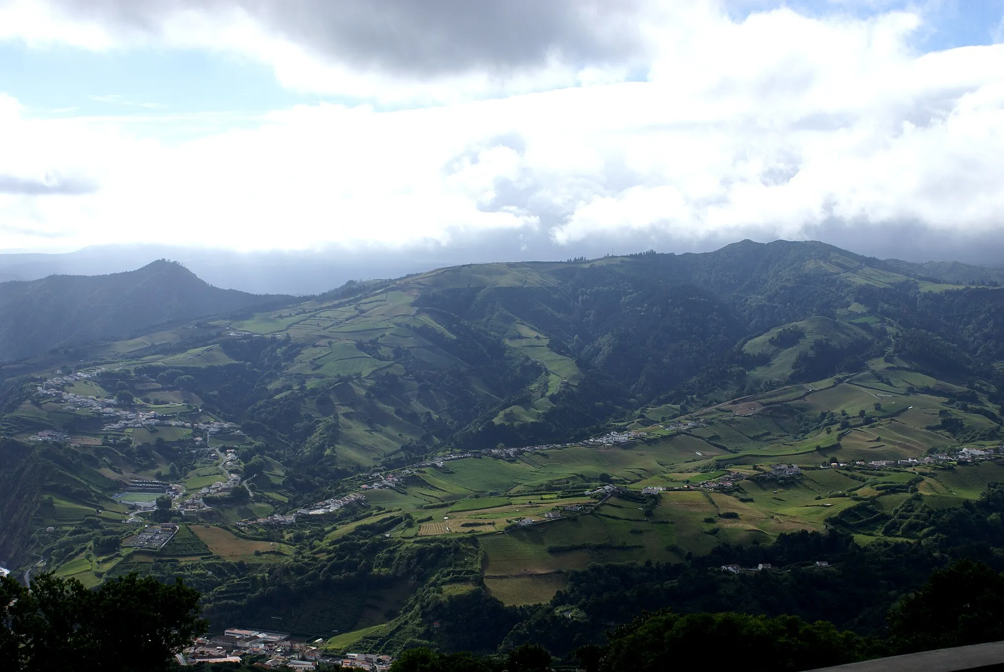 Photo showing: Miradouro do Pico dos Bodes, montanhas, Ribeira Quente, Povoação, ilha de São Miguel, Açores