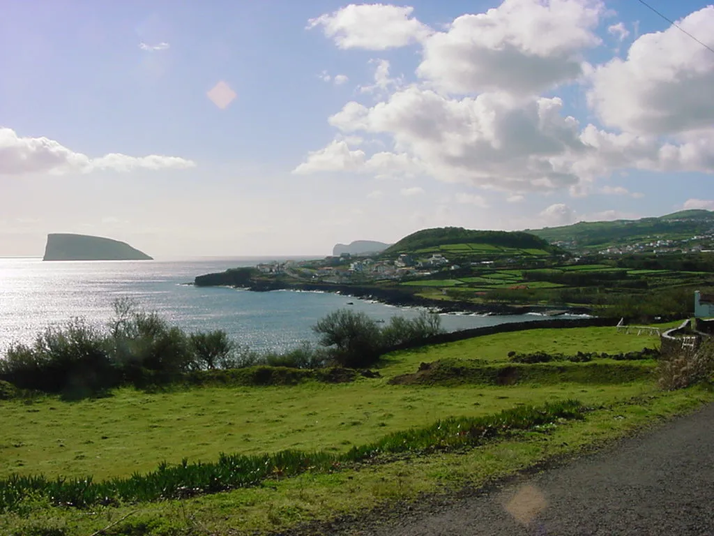 Photo showing: Costa da ilha Terceira, Contendas, ilhéus das Cabras e Monte Brasil, Baía da Salga, ilha Terceira, Açores, Portugal.