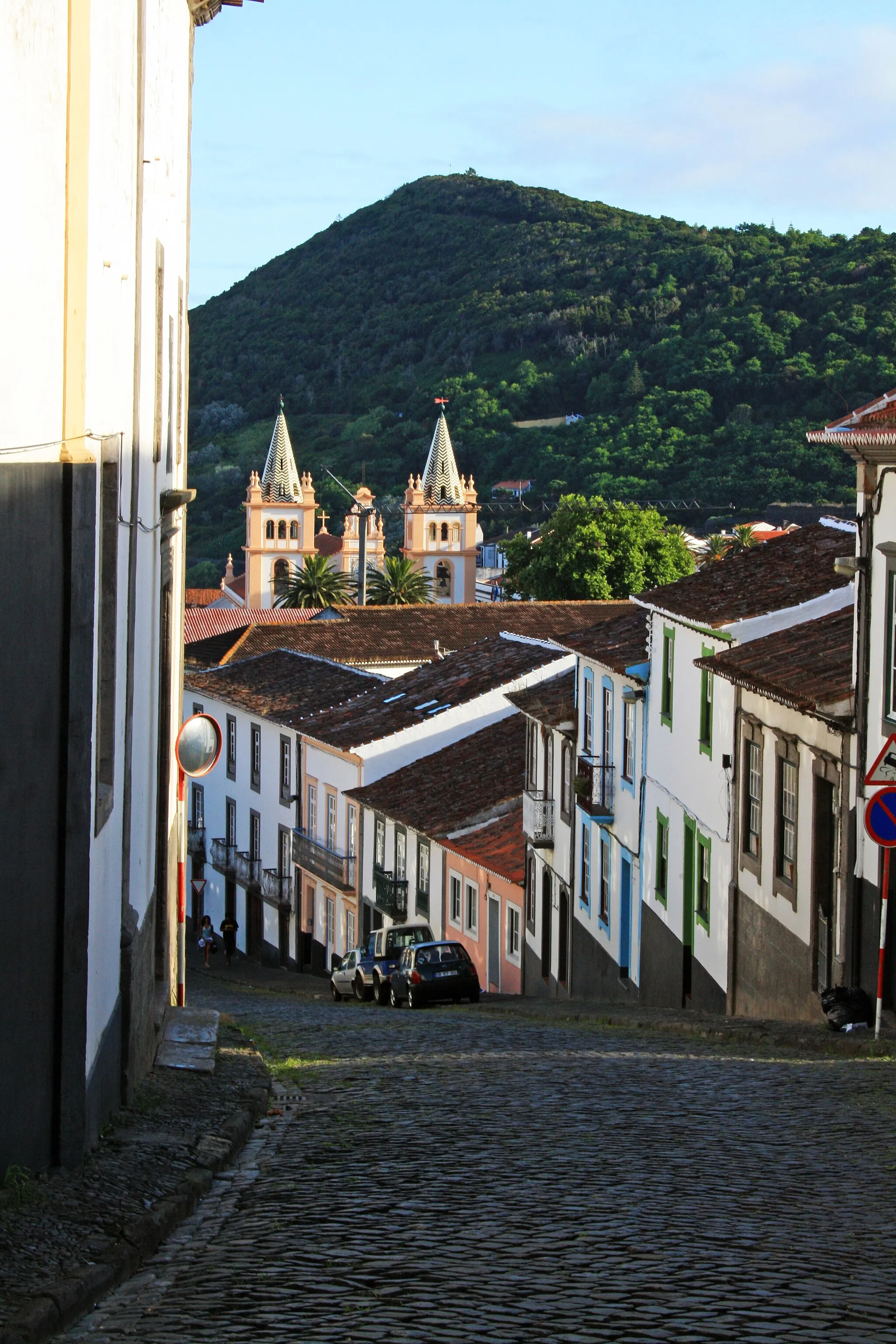 Photo showing: Rua que desce para o centro de angra